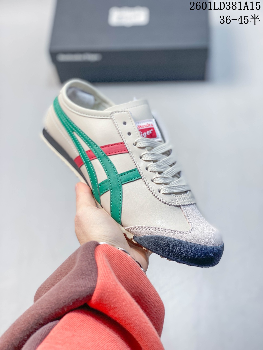 放店💰70
鬼冢虎Onitsuka Tiger Mexico 66 一脚蹬男女同款皮革鞋面休闲板鞋 鬼冢虎Onitsuka Tiger的MEXICO 66™系列是其经典复古运动鞋的代表作之一，而“一脚蹬”设计的SLIP-ON款式则是在此基础上的便捷化改良，主打无需系带、穿脱快速的休闲体验‌。该系列鞋款通常采用帆布材质，强调透气性和舒适度，并延续了MEXICO 66的复古外观，如侧面的标志性条纹设计和流畅的鞋型轮廓‌。

尺码:  36-45含半码
01LD381A15