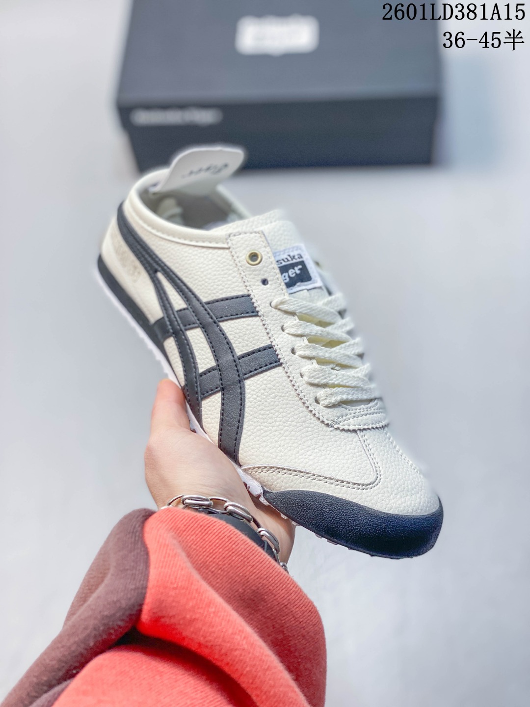 🈴💰💰80.00
鬼冢虎Onitsuka Tiger Mexico 66 一脚蹬男女同款皮革鞋面休闲板鞋 鬼冢虎Onitsuka Tiger的MEXICO 66™系列是其经典复古运动鞋的代表作之一，而“一脚蹬”设计的SLIP-ON款式则是在此基础上的便捷化改良，主打无需系带、穿脱快速的休闲体验‌。该系列鞋款通常采用帆布材质，强调透气性和舒适度，并延续了MEXICO 66的复古外观，如侧面的标志性条纹设计和流畅的鞋型轮廓‌。

尺码:  36-45含半码
01LD381A15