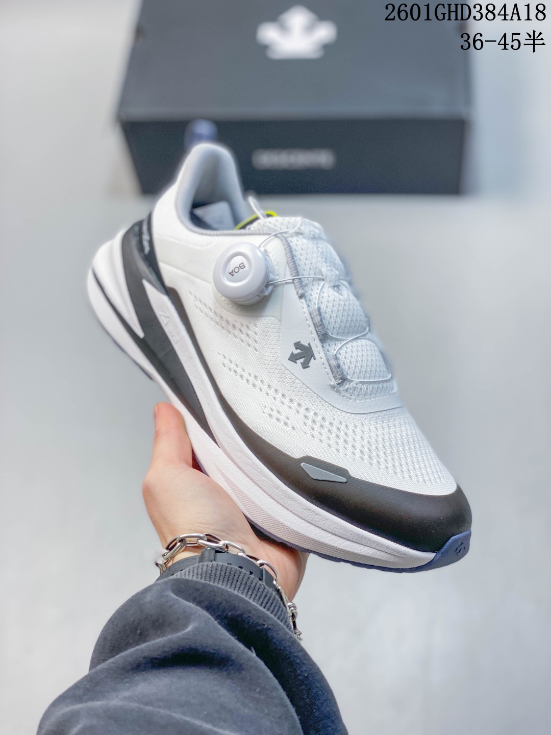 💰💰230.00
DESCENTE迪桑特 LAVITATE WIRE 3.0轻盈缓震透气鞋面 官方同步上架 时尚休闲运动覆盖防水男子越野跑鞋 适合技术路线单日徒步穿着 aeriosflgtx鞋受到长途野外跑步鞋的启发 适合在变化的地形上进行快速轻快的徒步旅行穿着，舒适而有支撑性，使您充满信心。该设计与脚部融为一体，可最大限度地减少摩擦，gore-tex保护膜可防水，采用gore隐形适体(invisiblefit)技术，更轻薄舒适。敏捷、稳定和技术路线上的自信源于vibram® megagrip外底、压缩eva内底以及一体的tpu。重量约:275g技术特点防水透气轻量耐磨鞋子鞋外底结构vibram®megagripM橡胶化合材料耐用柔软鞋子结构tpu鞋头可防磨损压缩eva泡沫内底以及一体的tpu铁芯提高了灵活性和稳定性，使您充满信心鞋子衬垫结构4mm厚or模制插片材料gore-tex薄膜tpu高耐磨保护膜cordura®网眼布   
货号: D5231RRN07 
尺码：36-45半
01GHD384A18