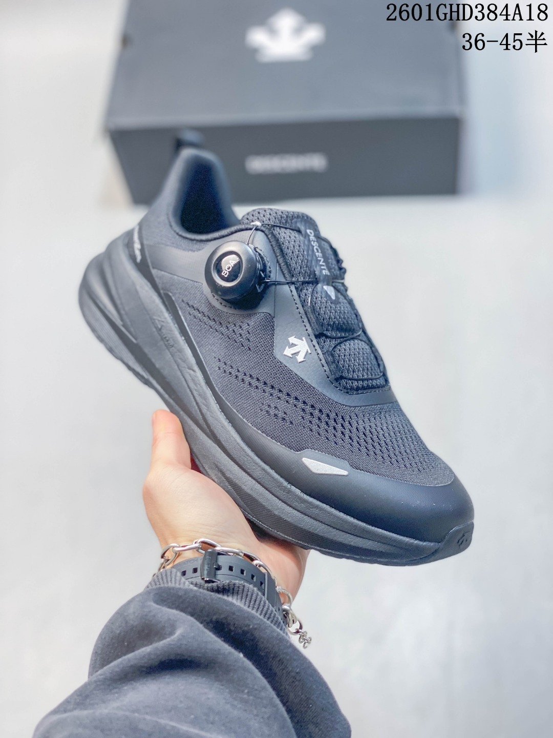 💰💰230.00
DESCENTE迪桑特 LAVITATE WIRE 3.0轻盈缓震透气鞋面 官方同步上架 时尚休闲运动覆盖防水男子越野跑鞋 适合技术路线单日徒步穿着 aeriosflgtx鞋受到长途野外跑步鞋的启发 适合在变化的地形上进行快速轻快的徒步旅行穿着，舒适而有支撑性，使您充满信心。该设计与脚部融为一体，可最大限度地减少摩擦，gore-tex保护膜可防水，采用gore隐形适体(invisiblefit)技术，更轻薄舒适。敏捷、稳定和技术路线上的自信源于vibram® megagrip外底、压缩eva内底以及一体的tpu。重量约:275g技术特点防水透气轻量耐磨鞋子鞋外底结构vibram®megagripM橡胶化合材料耐用柔软鞋子结构tpu鞋头可防磨损压缩eva泡沫内底以及一体的tpu铁芯提高了灵活性和稳定性，使您充满信心鞋子衬垫结构4mm厚or模制插片材料gore-tex薄膜tpu高耐磨保护膜cordura®网眼布   
货号: D5231RRN07 
尺码：36-45半
01GHD384A18