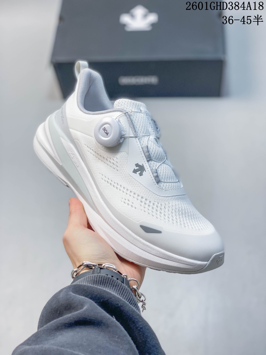 💰💰230.00
DESCENTE迪桑特 LAVITATE WIRE 3.0轻盈缓震透气鞋面 官方同步上架 时尚休闲运动覆盖防水男子越野跑鞋 适合技术路线单日徒步穿着 aeriosflgtx鞋受到长途野外跑步鞋的启发 适合在变化的地形上进行快速轻快的徒步旅行穿着，舒适而有支撑性，使您充满信心。该设计与脚部融为一体，可最大限度地减少摩擦，gore-tex保护膜可防水，采用gore隐形适体(invisiblefit)技术，更轻薄舒适。敏捷、稳定和技术路线上的自信源于vibram® megagrip外底、压缩eva内底以及一体的tpu。重量约:275g技术特点防水透气轻量耐磨鞋子鞋外底结构vibram®megagripM橡胶化合材料耐用柔软鞋子结构tpu鞋头可防磨损压缩eva泡沫内底以及一体的tpu铁芯提高了灵活性和稳定性，使您充满信心鞋子衬垫结构4mm厚or模制插片材料gore-tex薄膜tpu高耐磨保护膜cordura®网眼布   
货号: D5231RRN07 
尺码：36-45半
01GHD384A18
01GHD384A18