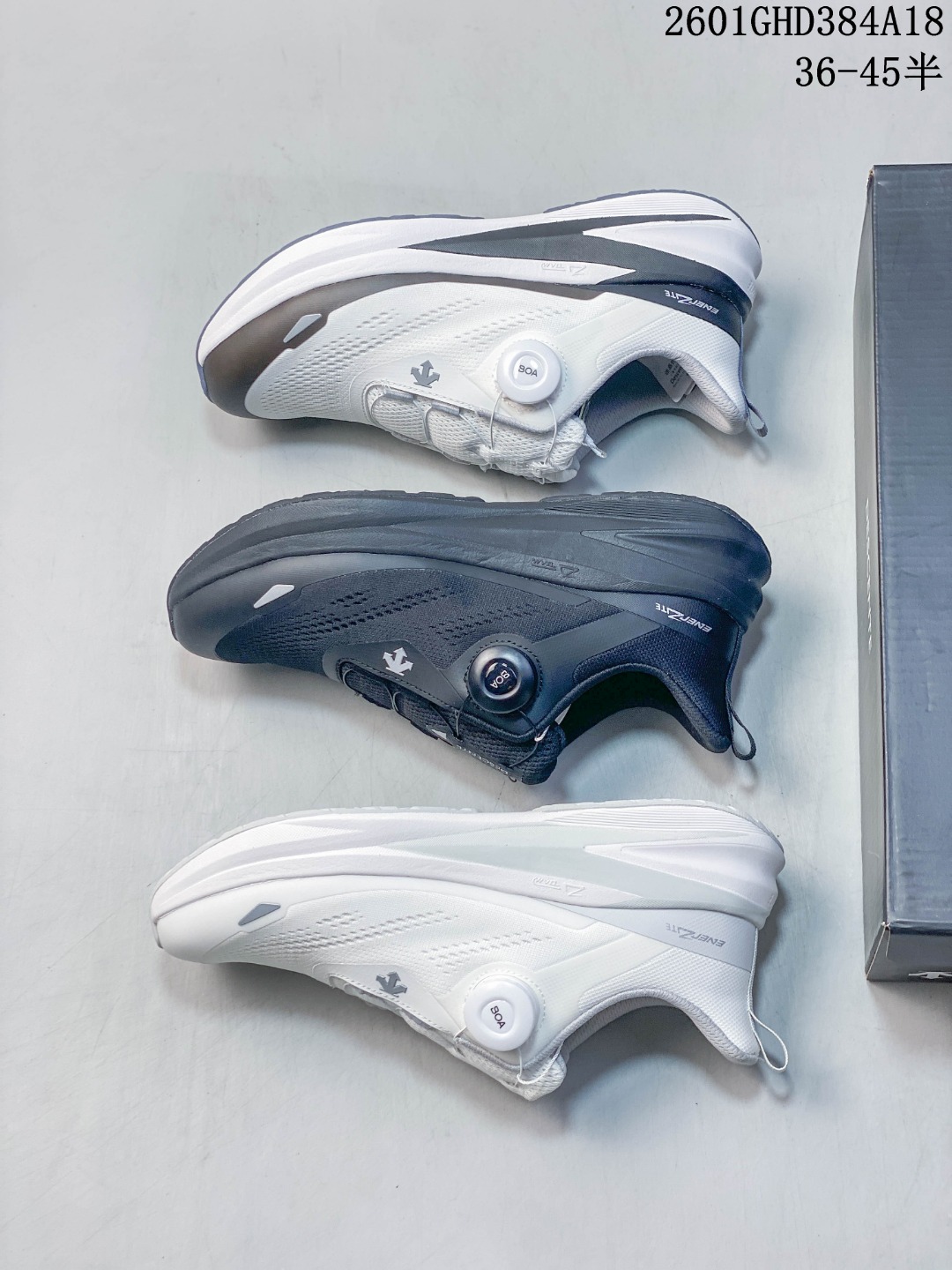 🈴💰💰230
DESCENTE迪桑特 LAVITATE WIRE 3.0轻盈缓震透气鞋面 官方同步上架 时尚休闲运动覆盖防水男子越野跑鞋 适合技术路线单日徒步穿着 aeriosflgtx鞋受到长途野外跑步鞋的启发 适合在变化的地形上进行快速轻快的徒步旅行穿着，舒适而有支撑性，使您充满信心。该设计与脚部融为一体，可最大限度地减少摩擦，gore-tex保护膜可防水，采用gore隐形适体(invisiblefit)技术，更轻薄舒适。敏捷、稳定和技术路线上的自信源于vibram® megagrip外底、压缩eva内底以及一体的tpu。重量约:275g技术特点防水透气轻量耐磨鞋子鞋外底结构vibram®megagripM橡胶化合材料耐用柔软鞋子结构tpu鞋头可防磨损压缩eva泡沫内底以及一体的tpu铁芯提高了灵活性和稳定性，使您充满信心鞋子衬垫结构4mm厚or模制插片材料gore-tex薄膜tpu高耐磨保护膜cordura®网眼布   
货号: D5231RRN07 
尺码：36-45半
01GHD384A18