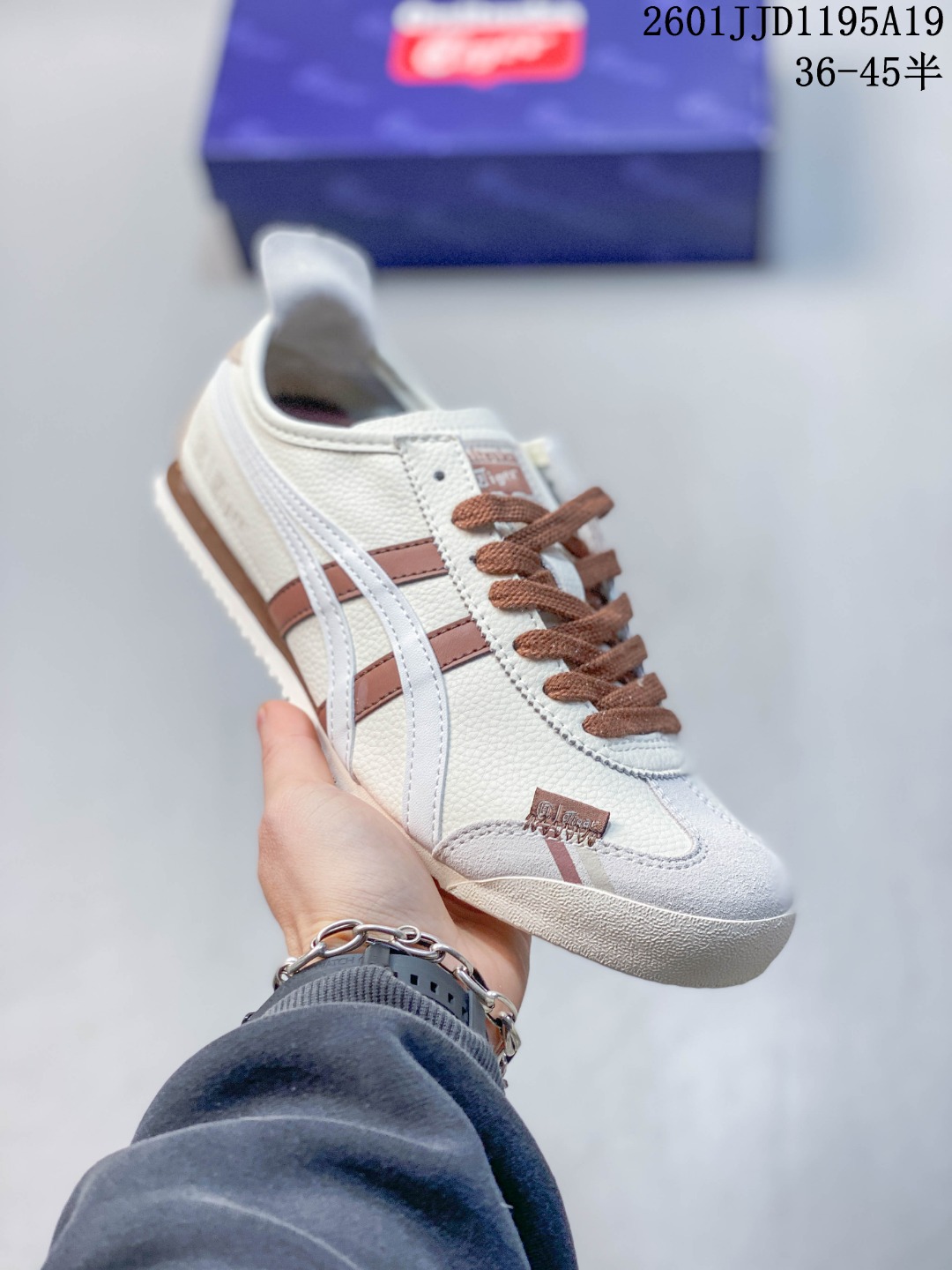 💰130
OnitsukaTiger 鬼冢虎 -LV联名 低帮运动休闲鞋 棕色撞色条纹配色   亚瑟士鬼冢虎复古经典板鞋经典传承及创新锐意，复古纹路、色泽、皮心颜色 质感百分百还原 大厂出品 超成熟稳定的做工  细节品控 
货号：DL408-139
尺码： 36 37 37.5 38 39 39.5 40.5 41.5 42 42.5 43.5 44 44.5  45
.01JJD1195A19