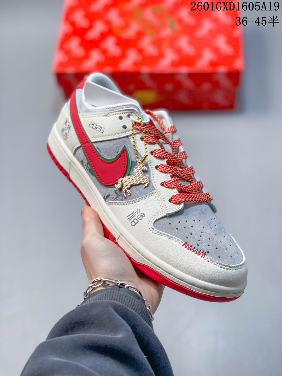 💰260
2026马年限定国风！Nike SB Dunk Low 爆款高端定制 将传统生肖文化与街头滑板风格融合。
撞色清爽吸睛，“福”字+奔马印花寓意吉祥祝福，翻毛皮拼接质感在线。街头回头率直接拉满！
以米白为基底，搭配红、灰撞色，红色呼应新年喜庆氛围，灰色提升层次质感，整体视觉效果清爽且富有年味。鞋头采用荔枝纹皮革，鞋身拼接翻毛皮，兼顾耐磨性与舒适度。
鞋身印有“馬到成功”“福”等吉祥字样与奔马图案，Swoosh 采用红底绿纹设计，鞋侧标注“2026”年份，鞋带点缀红橙编织纹理，处处体现马年专属主题。
货号：QW5288-116
Size：36 36.5 37.5 38 38.5 39 40 40.5 41 42 42.5 43 44 44.5 45
01GXD1605A19