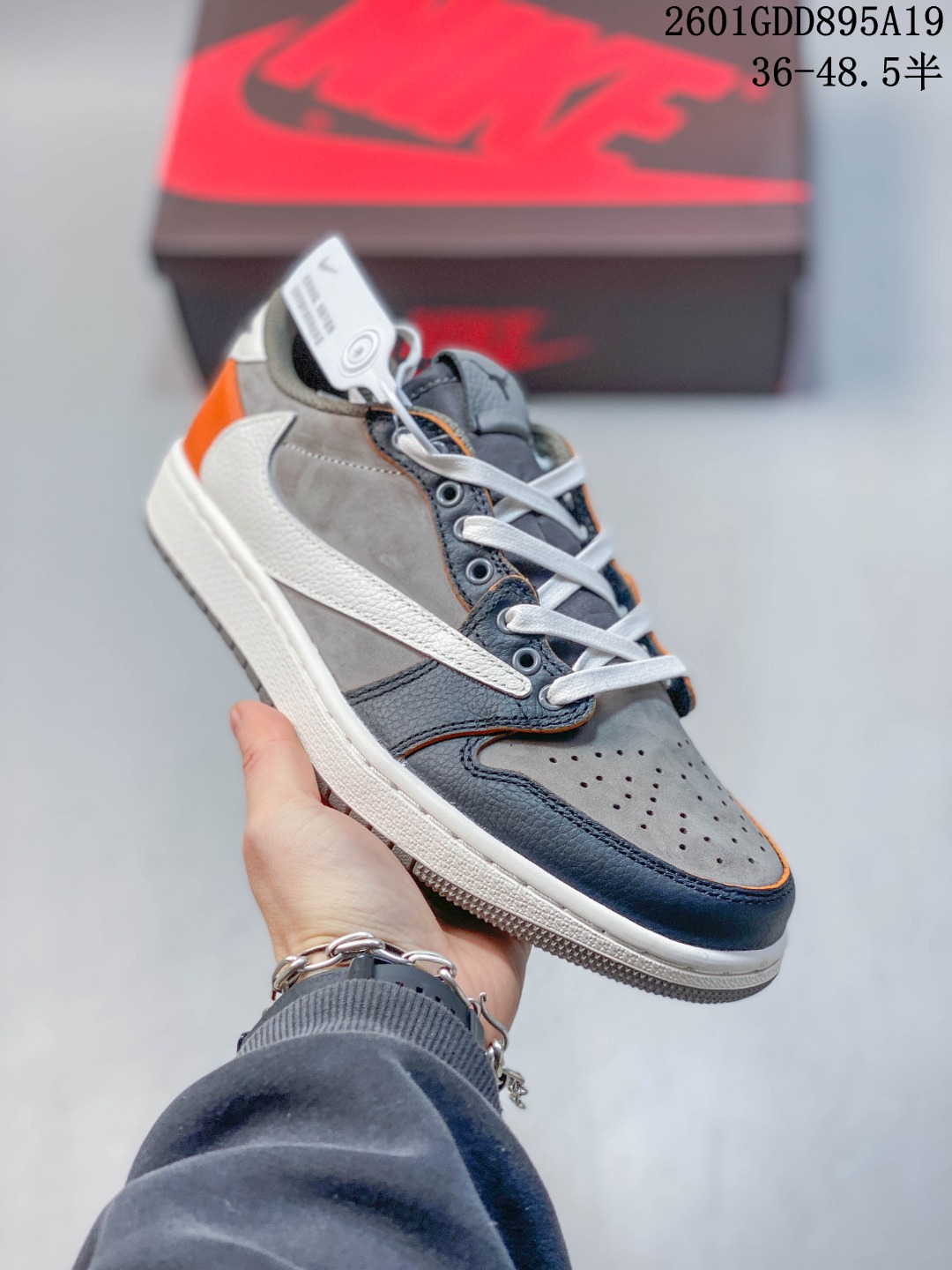 💰220
公司级✅Nike Air Jordan 1 x Travis Scott AJ1倒勾 乔一倒钩 耐克 低帮文化篮球鞋
完美品质出货 细节如图所示 鞋面切割工整 冲孔整齐干净 中底拉帮线 整体清洁度非常好
货号:CQ4277-011
尺码:36 36.5 37.5 38 38.5 39 40 40.5 41 42 42.5 43 44 45 46 47
ID:JSD474-JJR
01GDD895A19