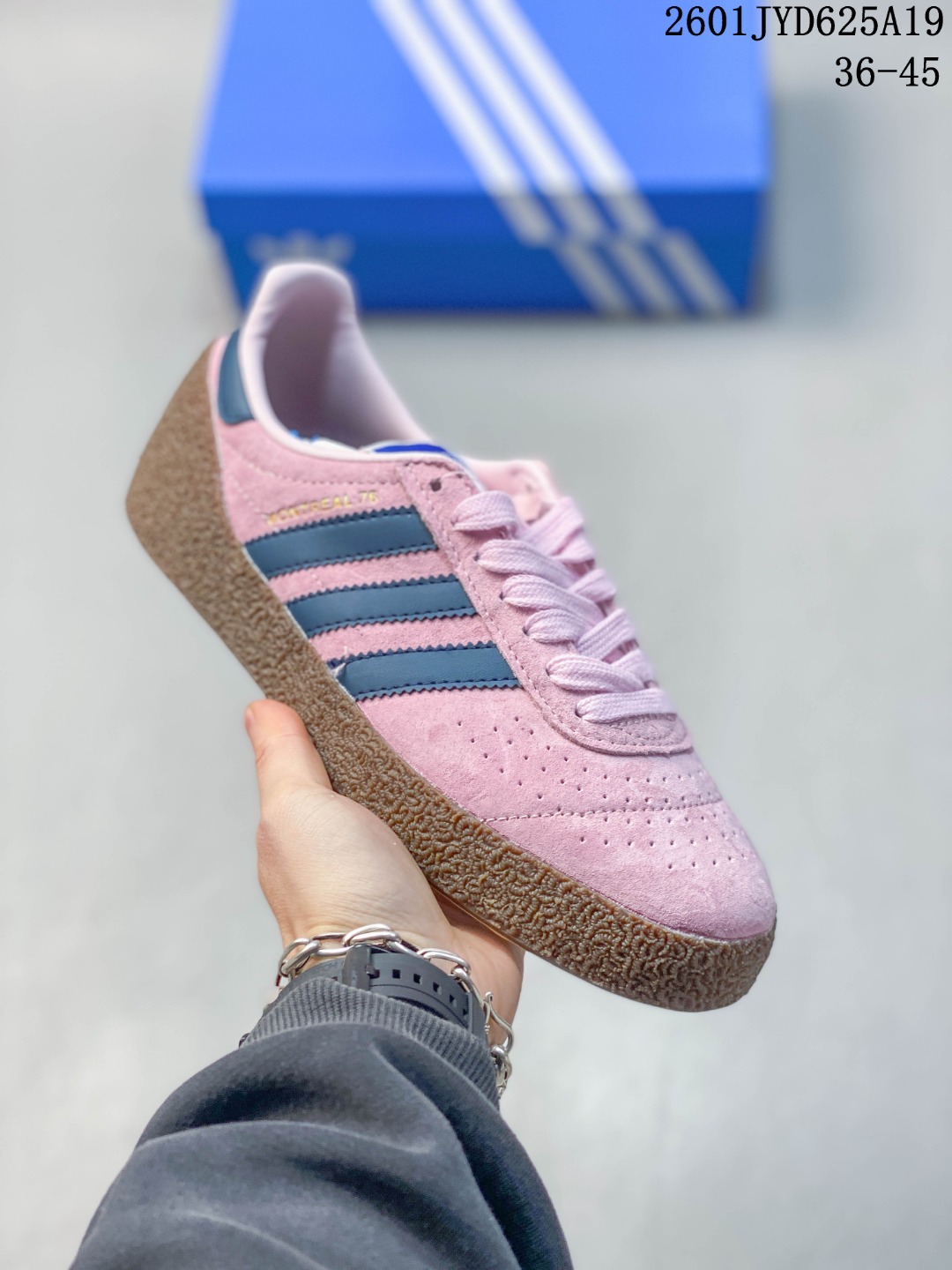 🈴💰170
【真标   阿迪板鞋系列】阿迪达斯/Adidas  MONTREAL76阿迪三叶草低帮板鞋  白棕
货号：JQ8734   尺码：36 36.5 37 38 38.5 39  40 40.5 41 42 42.5 43 44 45
 Adidas SAMBA OG 复古运动板鞋
01JYD625A19