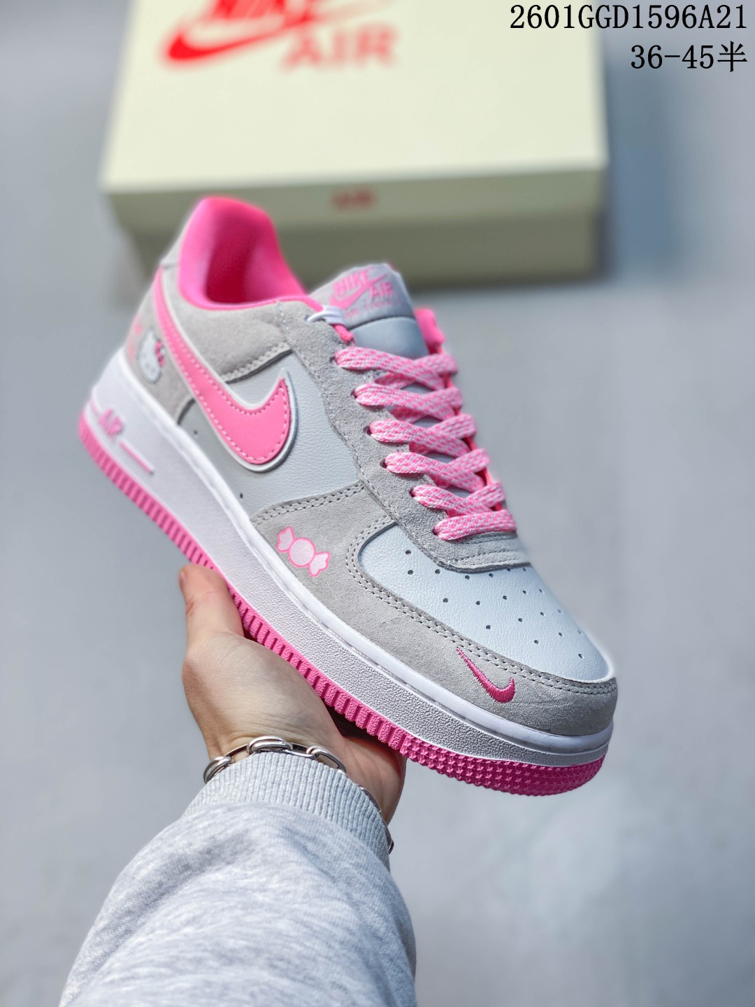 💰240
✨ 甜酷出击！Air Force 1 Low × Hello Kitty 联名款
 当经典空军一号遇上萌神Hello Kitty，这双鞋直接把少女心焊在了鞋面上！浅灰麂皮拼接雾感皮革，搭配亮眼芭比粉勾边，温柔又吸睛。鞋身点缀Hello Kitty头像、蝴蝶结和糖果刺绣，每一处细节都在释放可爱信号🎀。粉色鞋带与撞色中底呼应，鞋底的粉色纹路自带甜美滤镜，走在街上回头率直接爆表👀。不管是搭配百褶裙打造学院风，还是配牛仔裤走甜酷路线，它都能轻松hold住，让你在可爱与帅气之间自由切换。
货号:SS1979-008
Size:36 36.5 37.5 38 38.5 39 40 40.5 41 42 42.5 43 44 44.5 45
01GGD1596A21