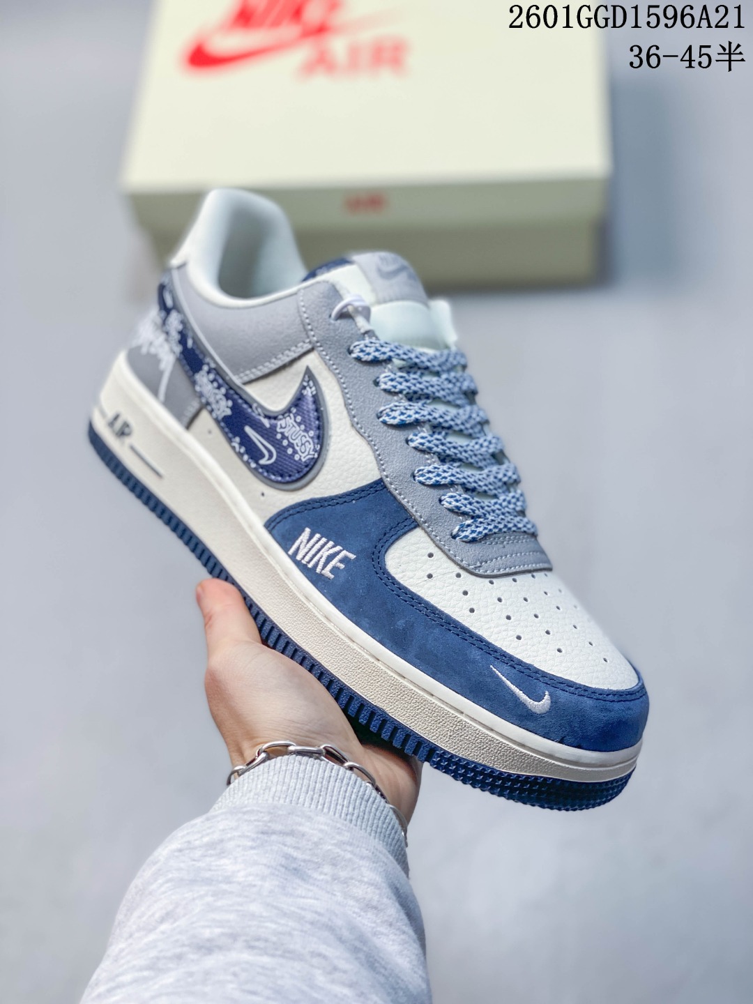 💰240
✨ 甜酷出击！Air Force 1 Low × Hello Kitty 联名款
 当经典空军一号遇上萌神Hello Kitty，这双鞋直接把少女心焊在了鞋面上！浅灰麂皮拼接雾感皮革，搭配亮眼芭比粉勾边，温柔又吸睛。鞋身点缀Hello Kitty头像、蝴蝶结和糖果刺绣，每一处细节都在释放可爱信号🎀。粉色鞋带与撞色中底呼应，鞋底的粉色纹路自带甜美滤镜，走在街上回头率直接爆表👀。不管是搭配百褶裙打造学院风，还是配牛仔裤走甜酷路线，它都能轻松hold住，让你在可爱与帅气之间自由切换。
货号:SS1979-008
Size:36 36.5 37.5 38 38.5 39 40 40.5 41 42 42.5 43 44 44.5 45
01GGD1596A21