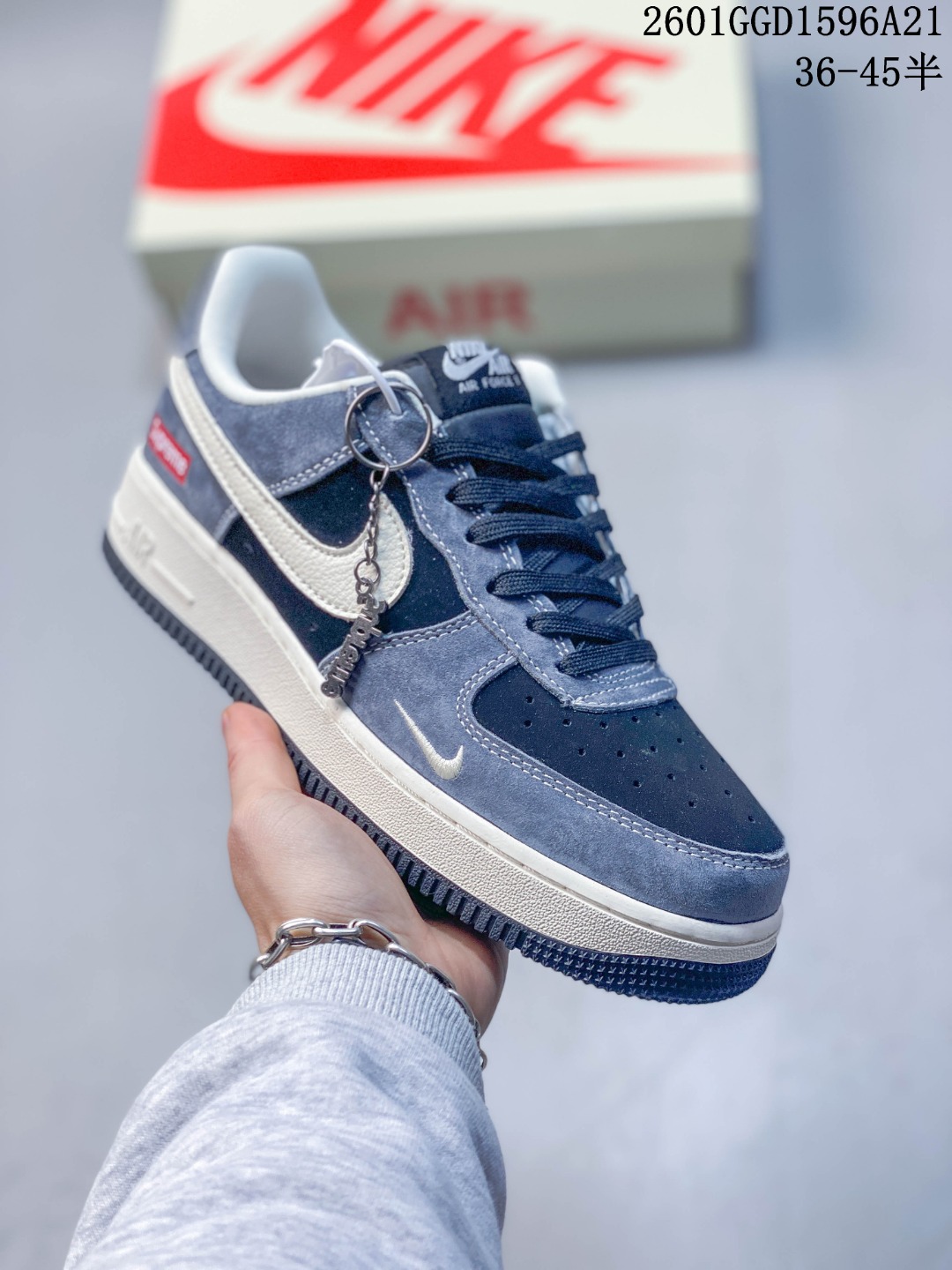 💰240
✨ 甜酷出击！Air Force 1 Low × Hello Kitty 联名款
 当经典空军一号遇上萌神Hello Kitty，这双鞋直接把少女心焊在了鞋面上！浅灰麂皮拼接雾感皮革，搭配亮眼芭比粉勾边，温柔又吸睛。鞋身点缀Hello Kitty头像、蝴蝶结和糖果刺绣，每一处细节都在释放可爱信号🎀。粉色鞋带与撞色中底呼应，鞋底的粉色纹路自带甜美滤镜，走在街上回头率直接爆表👀。不管是搭配百褶裙打造学院风，还是配牛仔裤走甜酷路线，它都能轻松hold住，让你在可爱与帅气之间自由切换。
货号:SS1979-008
Size:36 36.5 37.5 38 38.5 39 40 40.5 41 42 42.5 43 44 44.5 45
01GGD1596A21