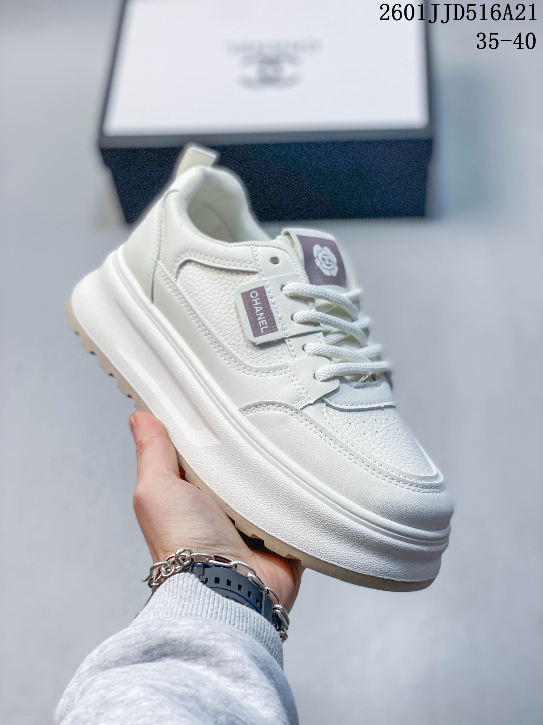 💰130
香奈儿CHANEL 轻奢单品香奈儿 四季鞋终极衍生款 穿上脚不仅更时髦 简约的鞋面搭配 鞋面搭配优雅而醒目的chanel字母 即时尚又高端大气。鞋面精选香奈儿布料^_^
01JJD516A21