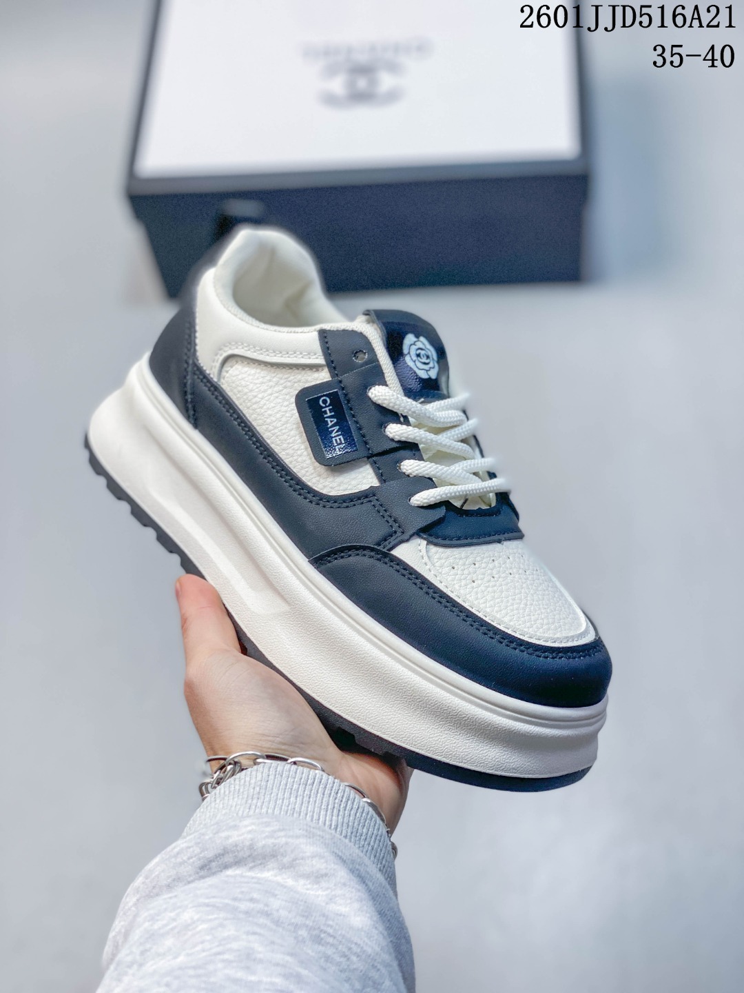 💰130
香奈儿CHANEL 轻奢单品香奈儿 四季鞋终极衍生款 穿上脚不仅更时髦 简约的鞋面搭配 鞋面搭配优雅而醒目的chanel字母 即时尚又高端大气。鞋面精选香奈儿布料^_^
01JJD516A21