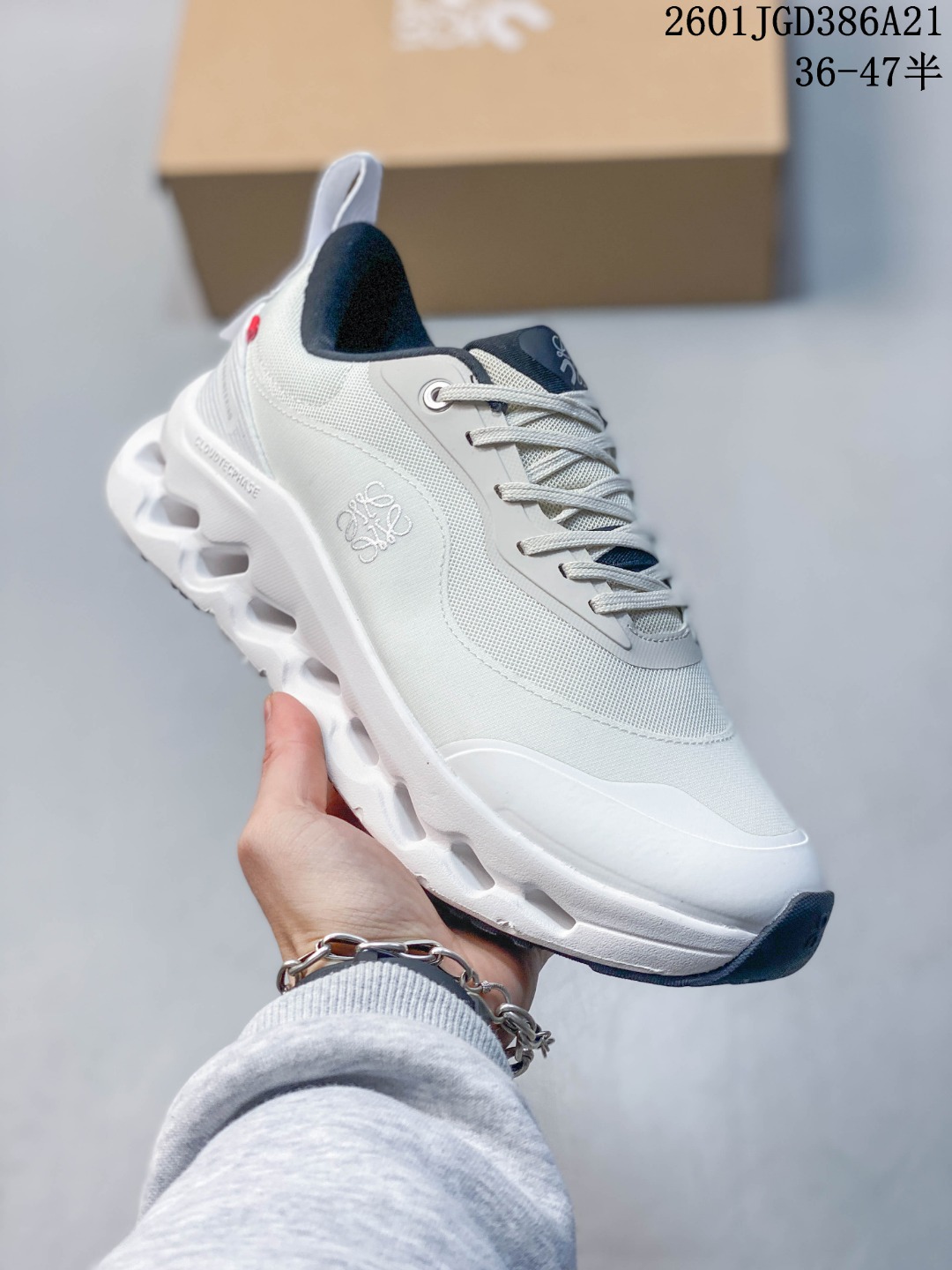 放店💰110
昂跑(On)训练鞋Cloudtitl 2.0 新品男女同款防水缓震徒步鞋 厚底增高运动老爹鞋。缓震性能提升‌：Cloudtilt 2.0采用了先进的缓震技术，能够有效减少跑步时对关节的冲击，保护运动者的健康。其独特的缓震系统设计能够提供稳定的支撑，确保跑者在跑道上尽情释放潜能‌1。‌透气性和舒适性‌：这款运动鞋注重透气性和舒适性，采用轻盈透气的材料，确保双脚在奔跑中感受自由和快感。紧密贴合脚型的设计，提供稳定的支撑，让跑者在奔跑中更加自如‌1。‌耐用性和耐磨性‌：鞋底采用了临界耐磨防滑科技，无论是在野外石子路、橡胶路还是公园、柏油马路，都能起到很好的缓震和耐磨效果，提高回弹性和减震性‌2。‌设计细节‌：Cloudtilt 2.0在设计中融入了人体工程学原理，确保跑步时的舒适性和效率。鞋底设计了重力引导线和领口设计，有效分散压力，缓震流动性更好，特别适合爬山、跳跃等活动‌2。‌适用场景‌：这款运动鞋适合多种运动场景，无论是晨跑、夜跑还是马拉松比赛，都能助你发挥出最佳水平，轻松超越自我‌1。总之，Cloudtilt 2.0运动鞋以其极致轻盈、超强缓震和舒适透气的设计，成为跑步爱好者的理想选择。  

尺码：36-47含半码
01JGD386A21