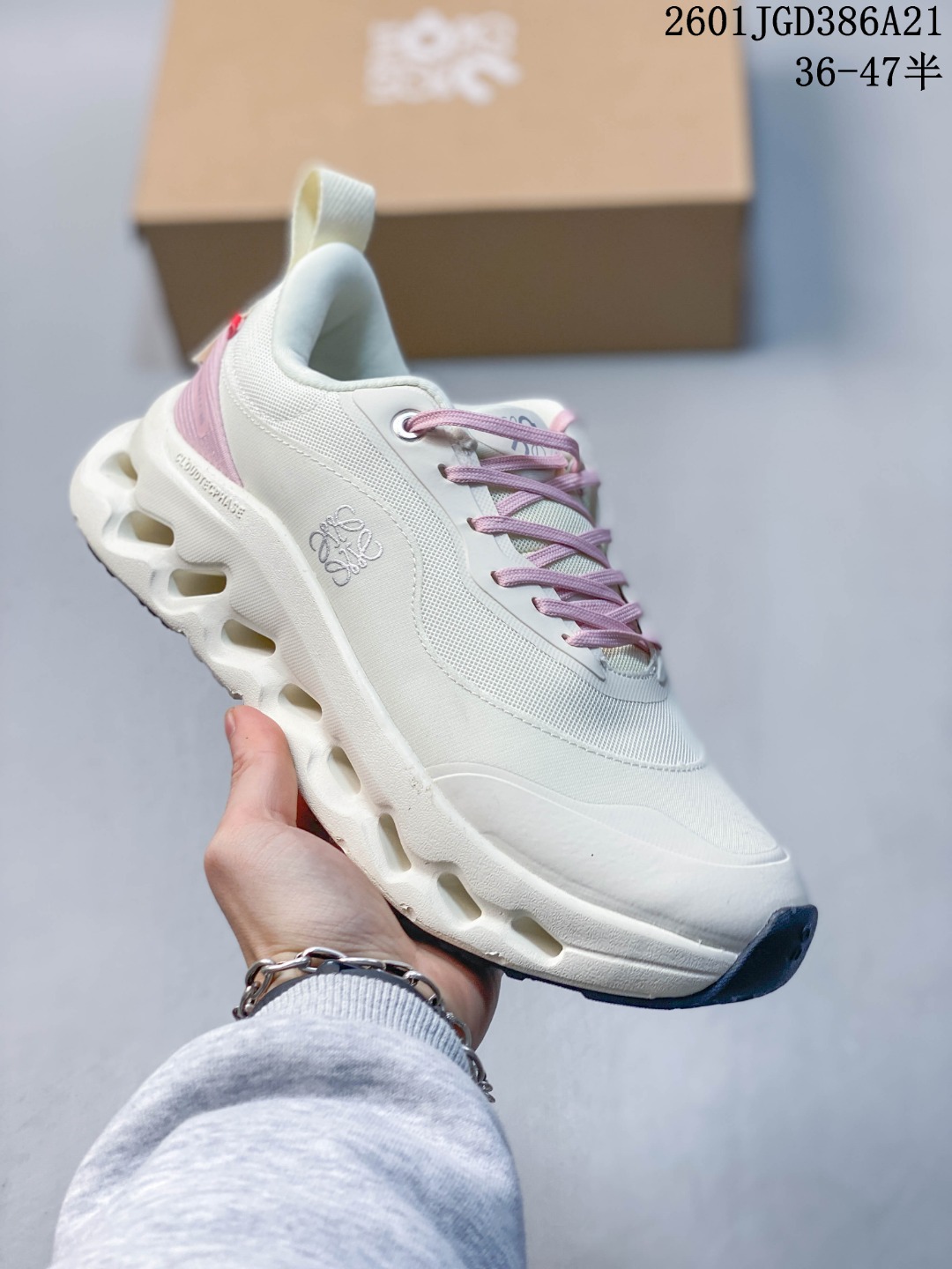 🈴放店💰110
昂跑(On)训练鞋Cloudtitl 2.0 新品男女同款防水缓震徒步鞋 厚底增高运动老爹鞋。缓震性能提升‌：Cloudtilt 2.0采用了先进的缓震技术，能够有效减少跑步时对关节的冲击，保护运动者的健康。其独特的缓震系统设计能够提供稳定的支撑，确保跑者在跑道上尽情释放潜能‌1。‌透气性和舒适性‌：这款运动鞋注重透气性和舒适性，采用轻盈透气的材料，确保双脚在奔跑中感受自由和快感。紧密贴合脚型的设计，提供稳定的支撑，让跑者在奔跑中更加自如‌1。‌耐用性和耐磨性‌：鞋底采用了临界耐磨防滑科技，无论是在野外石子路、橡胶路还是公园、柏油马路，都能起到很好的缓震和耐磨效果，提高回弹性和减震性‌2。‌设计细节‌：Cloudtilt 2.0在设计中融入了人体工程学原理，确保跑步时的舒适性和效率。鞋底设计了重力引导线和领口设计，有效分散压力，缓震流动性更好，特别适合爬山、跳跃等活动‌2。‌适用场景‌：这款运动鞋适合多种运动场景，无论是晨跑、夜跑还是马拉松比赛，都能助你发挥出最佳水平，轻松超越自我‌1。总之，Cloudtilt 2.0运动鞋以其极致轻盈、超强缓震和舒适透气的设计，成为跑步爱好者的理想选择。  

尺码：36-47含半码
01JGD386A21