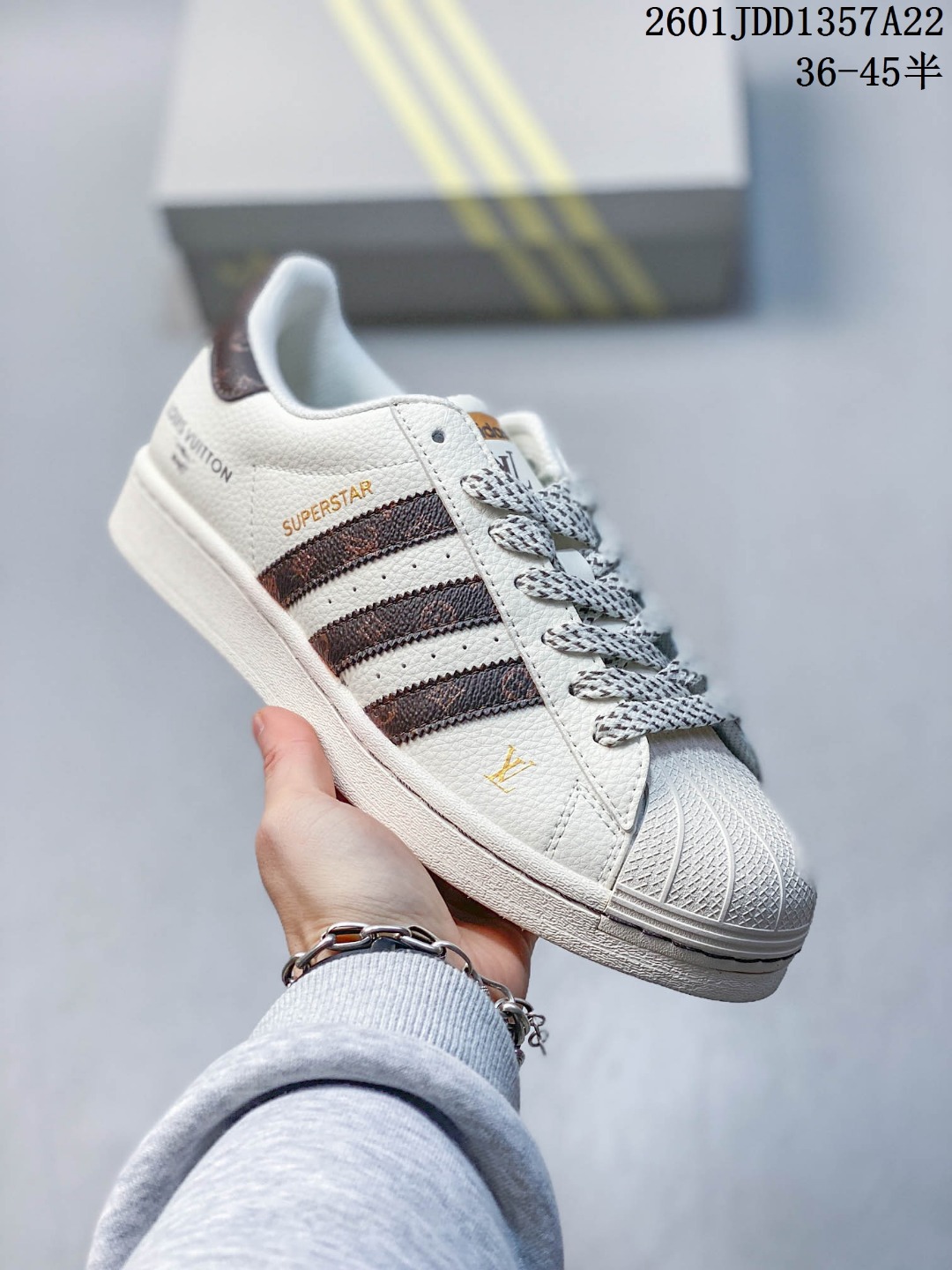 新增6色 特价💰120
Adidas Superstar 轻奢联名系列 | 贝壳头焕新
系列编码:SD6812 / 6813 / 6815 / 6817 / 6821 / 6816
鞋身刺绣、烫金标识、纹理压印等工艺加持,每一处细节都在诉说质感;贝壳头 + 橡胶外底保留经典街头基因Gucci、Louis Vuitton 等顶奢 IP 与 Superstar 贝壳头融合,满印老花、撞色条纹、刺绣 Logo 等元素,让经典鞋型自带轻奢质感 Size:36 36.5 37.5 38 38.5 39 40 40.5 41 42 42.5 43 44 44.5 45
01JDD1357A22