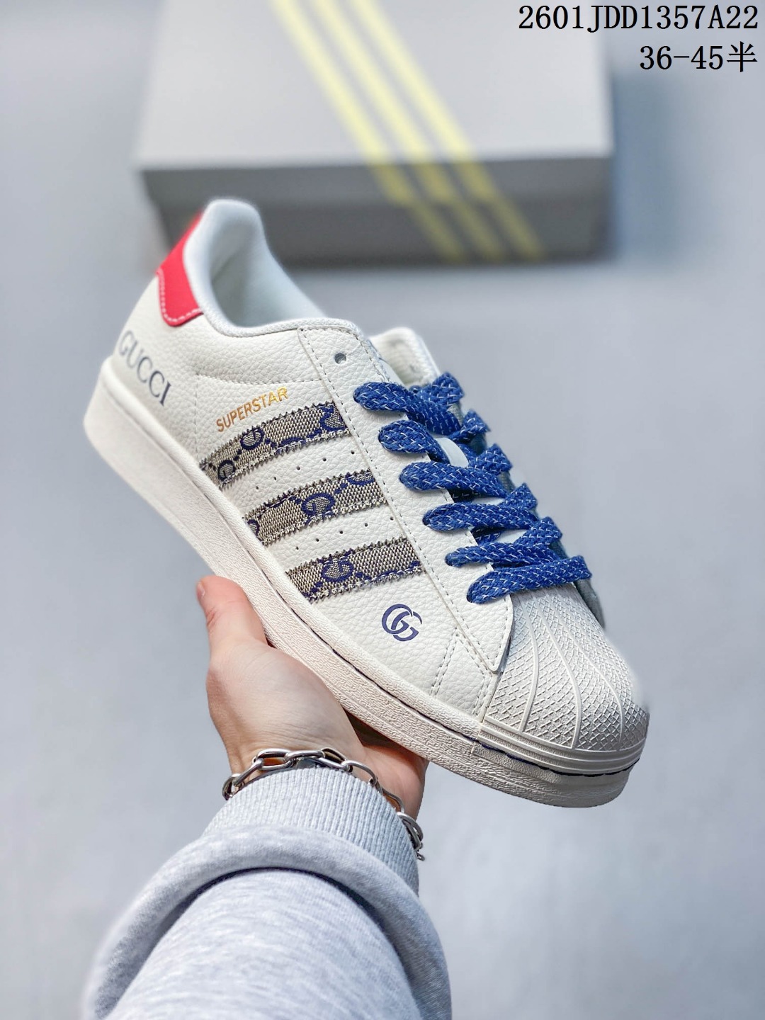 新增6色 特价💰120
Adidas Superstar 轻奢联名系列 | 贝壳头焕新
系列编码:SD6812 / 6813 / 6815 / 6817 / 6821 / 6816
鞋身刺绣、烫金标识、纹理压印等工艺加持,每一处细节都在诉说质感;贝壳头 + 橡胶外底保留经典街头基因Gucci、Louis Vuitton 等顶奢 IP 与 Superstar 贝壳头融合,满印老花、撞色条纹、刺绣 Logo 等元素,让经典鞋型自带轻奢质感 Size:36 36.5 37.5 38 38.5 39 40 40.5 41 42 42.5 43 44 44.5 45
01JDD1357A22