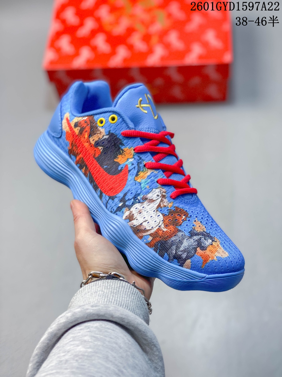 💰270
🐎马年限定|紫雾奔马战靴 踏破潮流,驰骋赛场。梦幻紫雾鞋身搭配灵动的黑马剪影,一抹炽热红勾如闪电划破朦胧,这双战靴将马年的浪漫与力量感完美融合。它不仅是为马年量身打造的生肖限定,更是兼具颜值与性能的球场利器,让你在新的一年里步步生风、马到功成。
✅ 颜值拉满:淡紫色调自带温柔氛围感,黑马剪影与红勾的碰撞又添几分凌厉,低帮设计利落轻盈,日常出街和球场实战都能轻松驾驭。
✅ 性能硬核:全掌React缓震科技提供持久回弹,启动、急停都能稳稳落地;透气织物鞋面兼顾支撑性,长时间运动也能保持干爽舒适。
✅ 全码适配:38-46码全尺码覆盖,学生党、实战派、潮流玩家都能找到属于自己的“千里马”。货号:897637-013带半码
01GYD1597A22