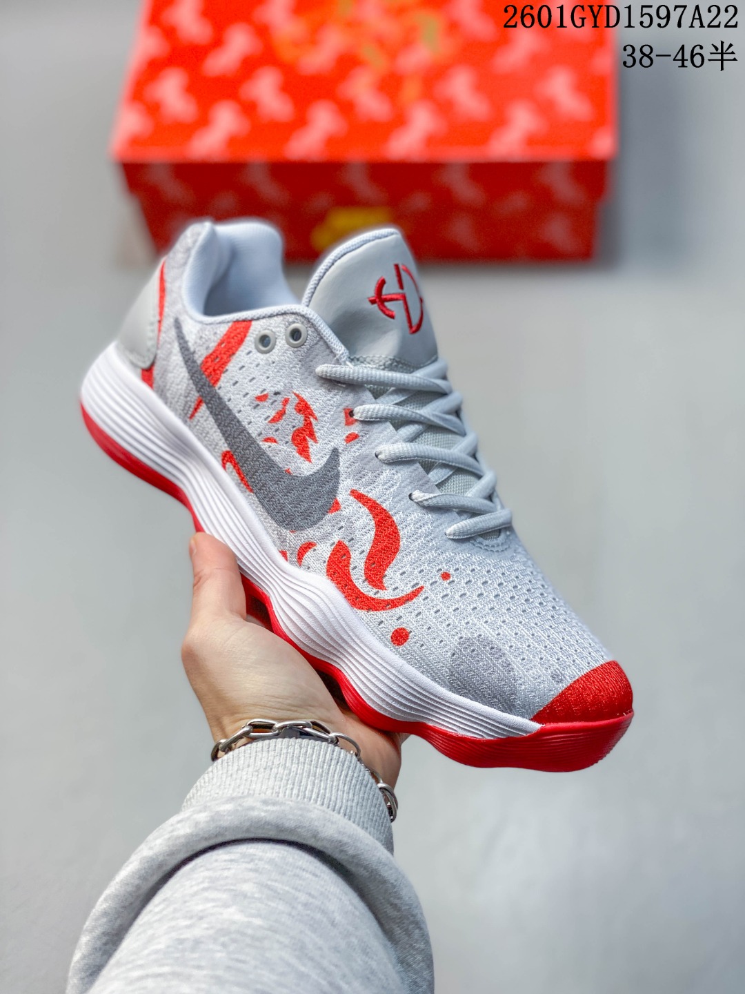 💰270
🐎马年限定|紫雾奔马战靴 踏破潮流,驰骋赛场。梦幻紫雾鞋身搭配灵动的黑马剪影,一抹炽热红勾如闪电划破朦胧,这双战靴将马年的浪漫与力量感完美融合。它不仅是为马年量身打造的生肖限定,更是兼具颜值与性能的球场利器,让你在新的一年里步步生风、马到功成。
✅ 颜值拉满:淡紫色调自带温柔氛围感,黑马剪影与红勾的碰撞又添几分凌厉,低帮设计利落轻盈,日常出街和球场实战都能轻松驾驭。
✅ 性能硬核:全掌React缓震科技提供持久回弹,启动、急停都能稳稳落地;透气织物鞋面兼顾支撑性,长时间运动也能保持干爽舒适。
✅ 全码适配:38-46码全尺码覆盖,学生党、实战派、潮流玩家都能找到属于自己的“千里马”。货号:897637-013带半码
01GYD1597A22