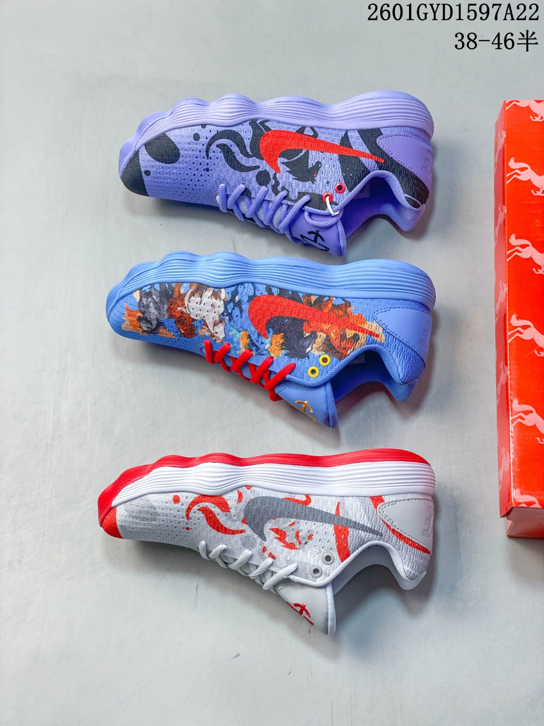 🈴💰270
🐎马年限定｜紫雾奔马战靴 踏破潮流，驰骋赛场。梦幻紫雾鞋身搭配灵动的黑马剪影，一抹炽热红勾如闪电划破朦胧，这双战靴将马年的浪漫与力量感完美融合。它不仅是为马年量身打造的生肖限定，更是兼具颜值与性能的球场利器，让你在新的一年里步步生风、马到功成。
 ✅ 颜值拉满：淡紫色调自带温柔氛围感，黑马剪影与红勾的碰撞又添几分凌厉，低帮设计利落轻盈，日常出街和球场实战都能轻松驾驭。
✅ 性能硬核：全掌React缓震科技提供持久回弹，启动、急停都能稳稳落地；透气织物鞋面兼顾支撑性，长时间运动也能保持干爽舒适。
✅ 全码适配：38-46码全尺码覆盖，学生党、实战派、潮流玩家都能找到属于自己的“千里马”。货号:897637-013带半码
01GYD1597A22