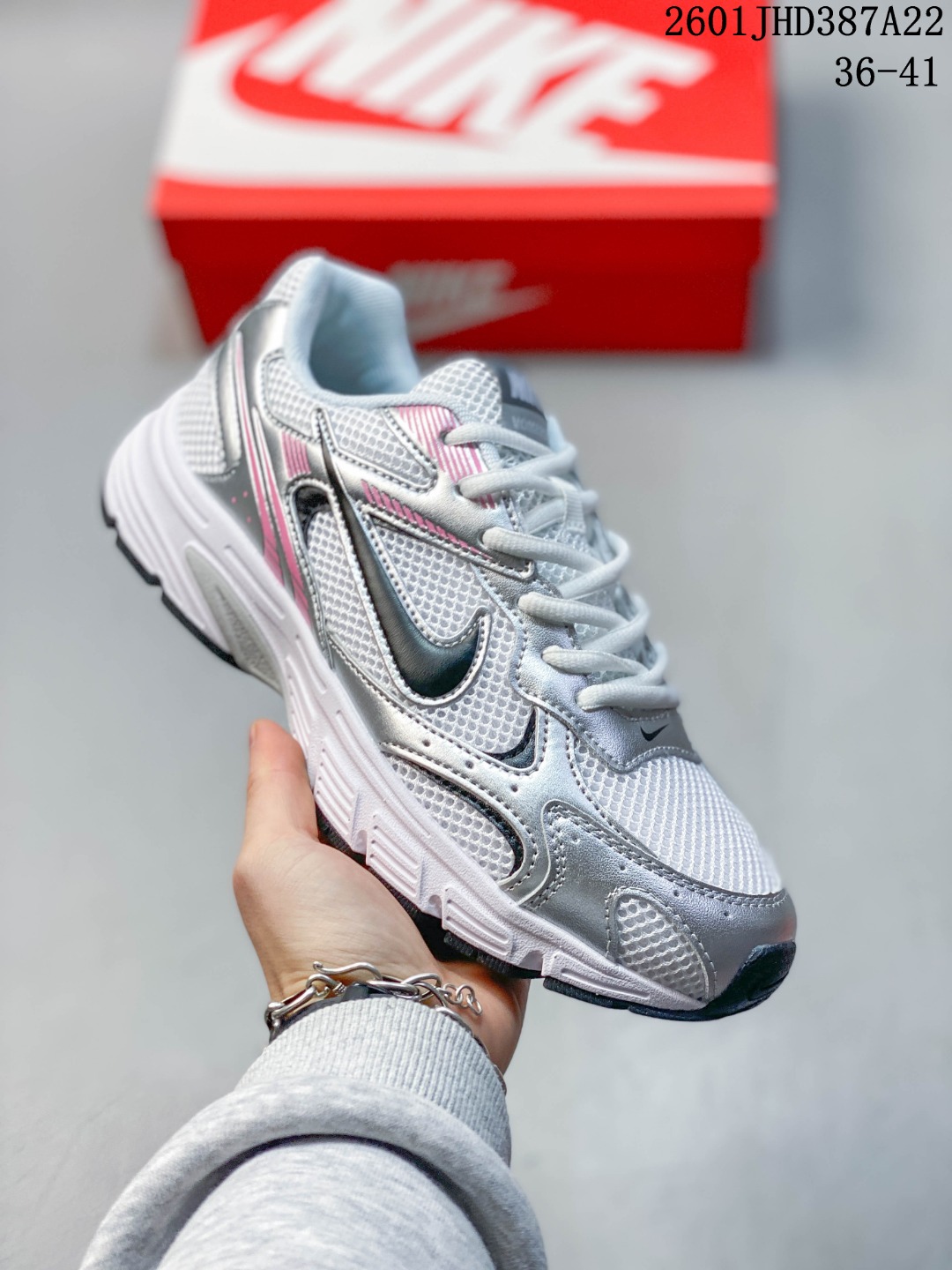💰150
Nike 耐克夏季 ZOOM VOMERO 20 运动鞋休闲训练跑步鞋。Nike ZOOM VOMERO系列是耐克的经典跑步鞋系列，以缓震性能和复古风格著称，通常面向日常训练和休闲穿着。该系列此前已推出至VOMERO 5等型号，VOMERO 20是一个迭代版本，将延续品牌的技术特点，如Zoom Air气垫和透气鞋面设计。该运动鞋妥帖包覆足部，提供透气支撑效果。耐穿材料组合设计，柔软泡绵和 Zoom Air 缓震配置，缔造轻盈舒适的顺畅迈步体验。网眼布搭配优质覆面，透气耐穿，Cushlon 泡绵搭配 Zoom Air 缓震配置，塑就回弹缓震的顺畅迈步体验，外底融入橡胶贴片，铸就非凡抓地力。
01JHD387A22