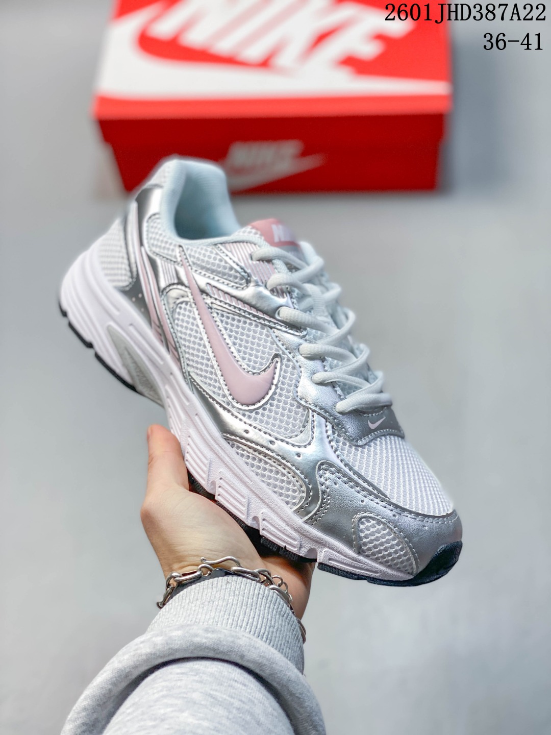 💰150
Nike 耐克夏季 ZOOM VOMERO 20 运动鞋休闲训练跑步鞋。Nike ZOOM VOMERO系列是耐克的经典跑步鞋系列，以缓震性能和复古风格著称，通常面向日常训练和休闲穿着。该系列此前已推出至VOMERO 5等型号，VOMERO 20是一个迭代版本，将延续品牌的技术特点，如Zoom Air气垫和透气鞋面设计。该运动鞋妥帖包覆足部，提供透气支撑效果。耐穿材料组合设计，柔软泡绵和 Zoom Air 缓震配置，缔造轻盈舒适的顺畅迈步体验。网眼布搭配优质覆面，透气耐穿，Cushlon 泡绵搭配 Zoom Air 缓震配置，塑就回弹缓震的顺畅迈步体验，外底融入橡胶贴片，铸就非凡抓地力。
01JHD387A22