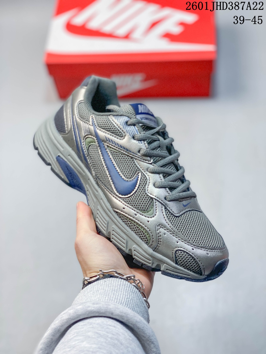 💰150
Nike 耐克夏季 ZOOM VOMERO 20 运动鞋休闲训练跑步鞋。Nike ZOOM VOMERO系列是耐克的经典跑步鞋系列，以缓震性能和复古风格著称，通常面向日常训练和休闲穿着。该系列此前已推出至VOMERO 5等型号，VOMERO 20是一个迭代版本，将延续品牌的技术特点，如Zoom Air气垫和透气鞋面设计。该运动鞋妥帖包覆足部，提供透气支撑效果。耐穿材料组合设计，柔软泡绵和 Zoom Air 缓震配置，缔造轻盈舒适的顺畅迈步体验。网眼布搭配优质覆面，透气耐穿，Cushlon 泡绵搭配 Zoom Air 缓震配置，塑就回弹缓震的顺畅迈步体验，外底融入橡胶贴片，铸就非凡抓地力。
01JHD387A22