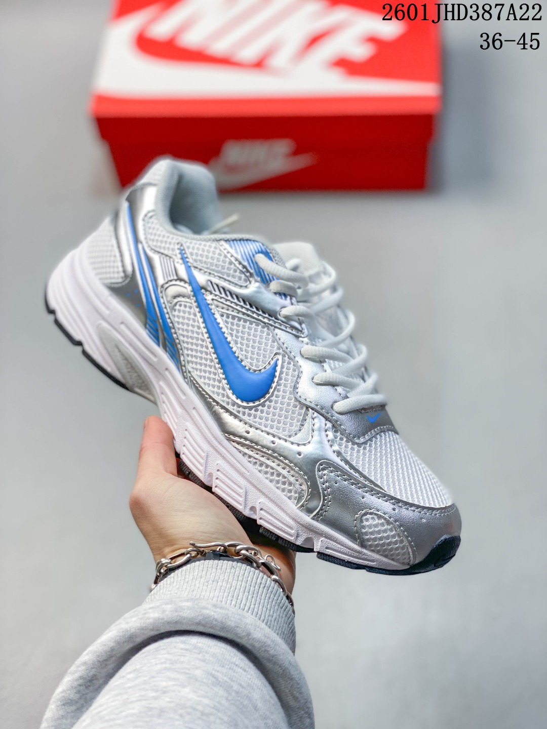 🈴💰150
Nike 耐克夏季 ZOOM VOMERO 20 运动鞋休闲训练跑步鞋。Nike ZOOM VOMERO系列是耐克的经典跑步鞋系列，以缓震性能和复古风格著称，通常面向日常训练和休闲穿着。该系列此前已推出至VOMERO 5等型号，VOMERO 20是一个迭代版本，将延续品牌的技术特点，如Zoom Air气垫和透气鞋面设计。该运动鞋妥帖包覆足部，提供透气支撑效果。耐穿材料组合设计，柔软泡绵和 Zoom Air 缓震配置，缔造轻盈舒适的顺畅迈步体验。网眼布搭配优质覆面，透气耐穿，Cushlon 泡绵搭配 Zoom Air 缓震配置，塑就回弹缓震的顺畅迈步体验，外底融入橡胶贴片，铸就非凡抓地力。
01JHD387A22