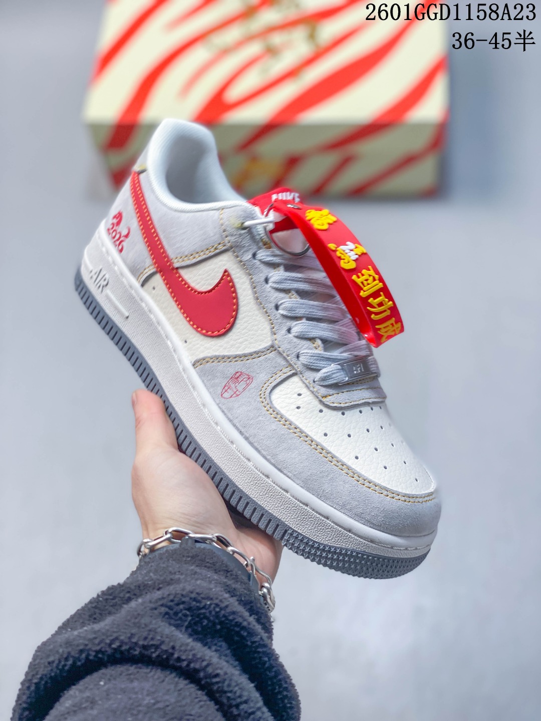 💰240
马到成功 AF1气场拉满AIR FORCE 1 空军一号鞋型融合马年“马到成功”主题，灰白红撞色搭配专属挂饰，细腻麂皮与皮革拼接提升质感，Air Sole气垫缓震舒适。新年穿它不管是通勤还是聚会，都能让你气场全开，是本命年讨彩头的绝佳选择，用潮流穿搭开启顺遂新一年。
货号：HT5088-631
Size：36 36.5 37.5 38 38.5 39 40 40.5 41 42 42.5 43 44 44.5 45
01GGD1158A23