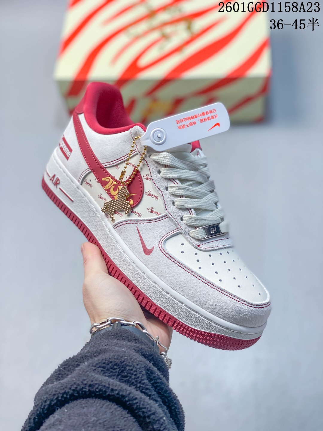 💰240
马到成功 AF1气场拉满AIR FORCE 1 空军一号鞋型融合马年“马到成功”主题，灰白红撞色搭配专属挂饰，细腻麂皮与皮革拼接提升质感，Air Sole气垫缓震舒适。新年穿它不管是通勤还是聚会，都能让你气场全开，是本命年讨彩头的绝佳选择，用潮流穿搭开启顺遂新一年。
货号：HT5088-631
Size：36 36.5 37.5 38 38.5 39 40 40.5 41 42 42.5 43 44 44.5 45
01GGD1158A23