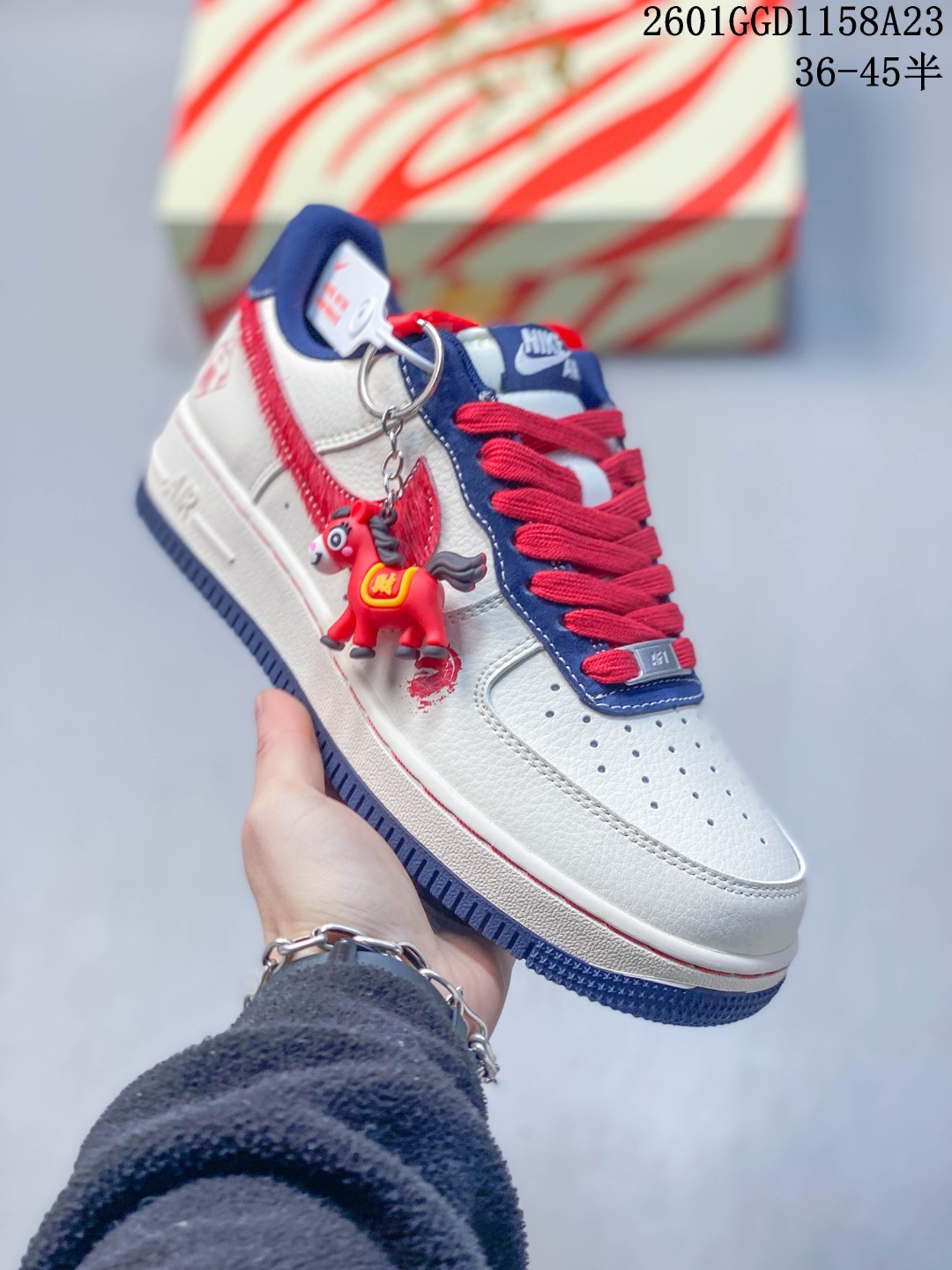 💰240
马到成功 AF1气场拉满AIR FORCE 1 空军一号鞋型融合马年“马到成功”主题，灰白红撞色搭配专属挂饰，细腻麂皮与皮革拼接提升质感，Air Sole气垫缓震舒适。新年穿它不管是通勤还是聚会，都能让你气场全开，是本命年讨彩头的绝佳选择，用潮流穿搭开启顺遂新一年。
货号：HT5088-631
Size：36 36.5 37.5 38 38.5 39 40 40.5 41 42 42.5 43 44 44.5 45
01GGD1158A23