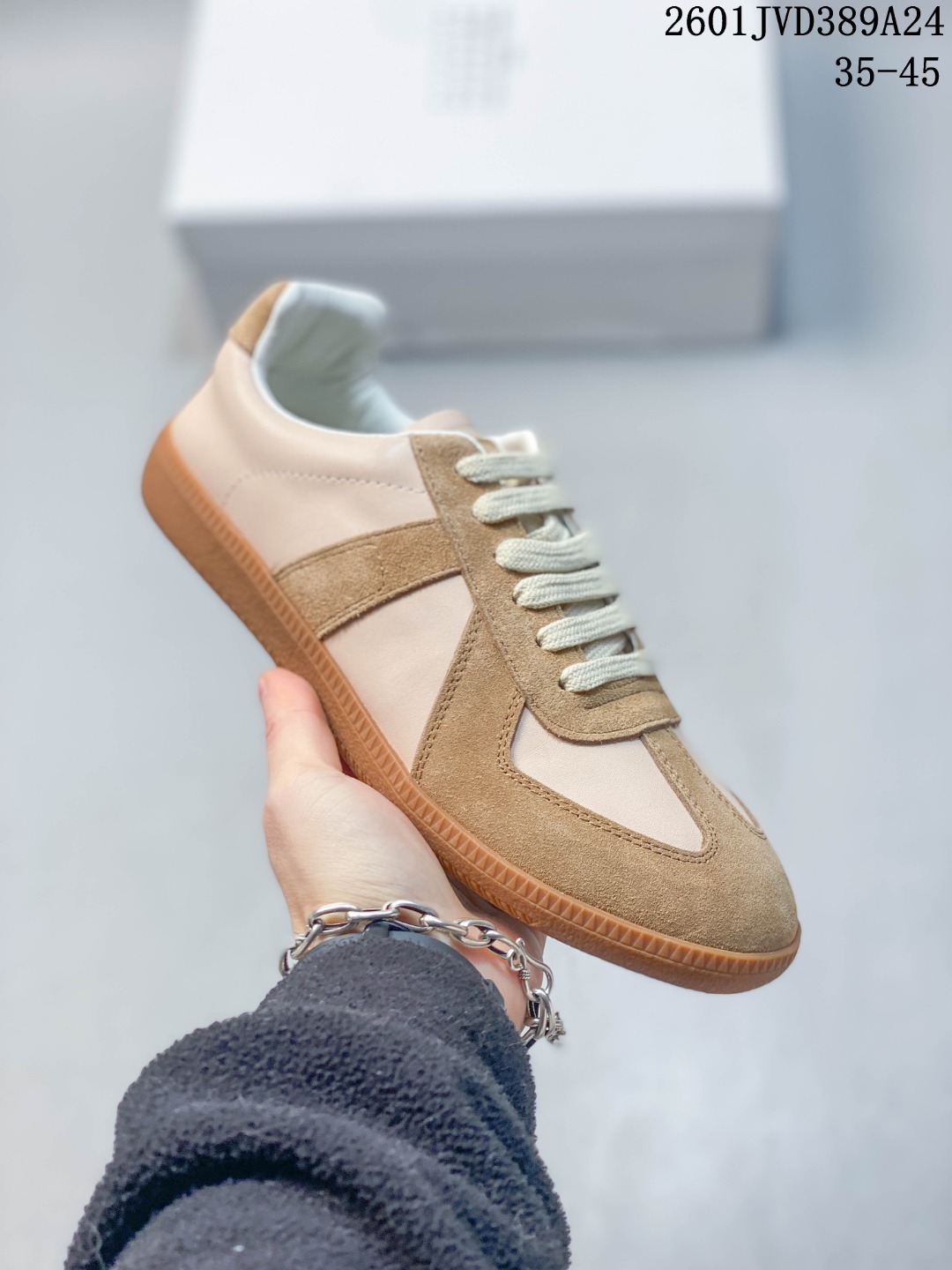 💰💰170.00
Maison Margiela Calfskin Replica 马吉拉复古低帮时尚德训鞋 上万点击率爆款 高端零售专供批次 原档数据开发数月百分百还原 原盒原配防尘袋购物卡 全网唯一正确0-23数字排版 一比一间距字体 内里全头层小羊皮 原版防滑鞋底设计 灰色翻毛牛皮 白色细纹贝利头层皮 依照原版逐帧开发 原装淡粉纸板中底带编号钢印 
尺码：35 36 37 38 39 40 41 42 43 44 45
01JVD389A24