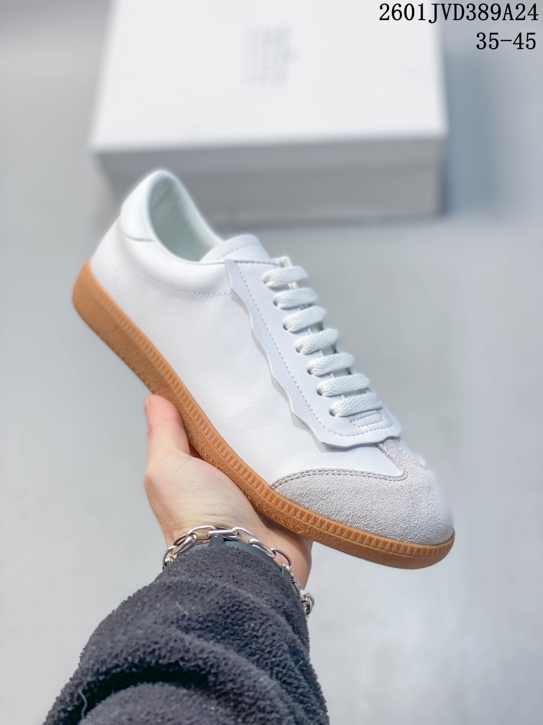 💰💰170.00
Maison Margiela Calfskin Replica 马吉拉复古低帮时尚德训鞋 上万点击率爆款 高端零售专供批次 原档数据开发数月百分百还原 原盒原配防尘袋购物卡 全网唯一正确0-23数字排版 一比一间距字体 内里全头层小羊皮 原版防滑鞋底设计 灰色翻毛牛皮 白色细纹贝利头层皮 依照原版逐帧开发 原装淡粉纸板中底带编号钢印 
尺码：35 36 37 38 39 40 41 42 43 44 45
01JVD389A24