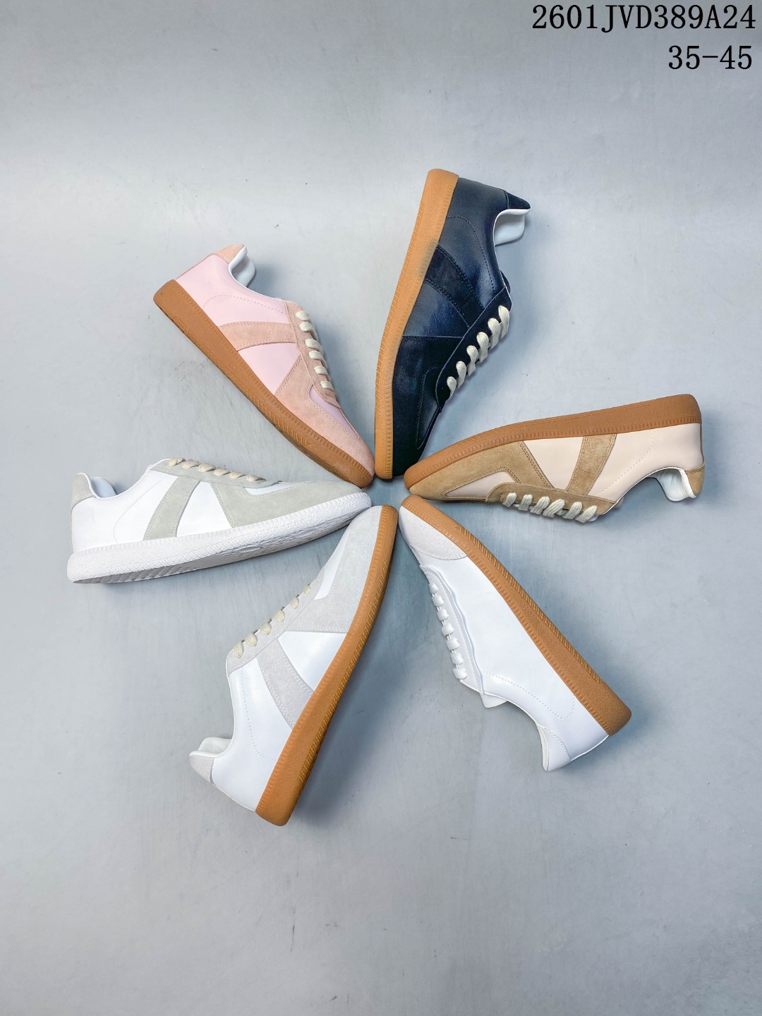 🈴💰💰170.00
Maison Margiela Calfskin Replica 马吉拉复古低帮时尚德训鞋 上万点击率爆款 高端零售专供批次 原档数据开发数月百分百还原 原盒原配防尘袋购物卡 全网唯一正确0-23数字排版 一比一间距字体 内里全头层小羊皮 原版防滑鞋底设计 灰色翻毛牛皮 白色细纹贝利头层皮 依照原版逐帧开发 原装淡粉纸板中底带编号钢印 
尺码：35 36 37 38 39 40 41 42 43 44 45
01JVD389A24