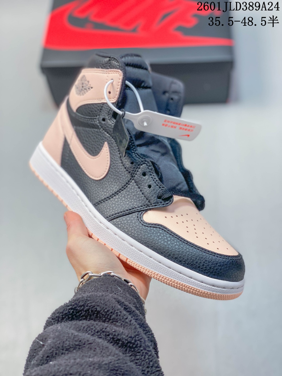 💰💰180.00
【公司级】耐克 男女款运动板鞋 Nike Air Jordan 1 Retro High OG  乔丹一代aj1 乔1 AJ1 篮球鞋复刻运动鞋。皮面高帮板鞋的设计灵感源自运动夹克，带你重温入选球队时刻。采用经典学院风配色，搭配耐克大勾设计，为你打造出众风范，伴你奋斗不止。天然皮革鞋面，塑就出众耐穿性和结构感，尽显出众风范。后跟鞋底加入 Air 缓震技术，轻盈缓震。该鞋款的包边采用与元年款 AJ1 相同的版型和厚实缝线细节，缔造稳定支撑效果。

类型：男女鞋
货号：555088
码数：35.5-48.5含半码
01JLD389A24