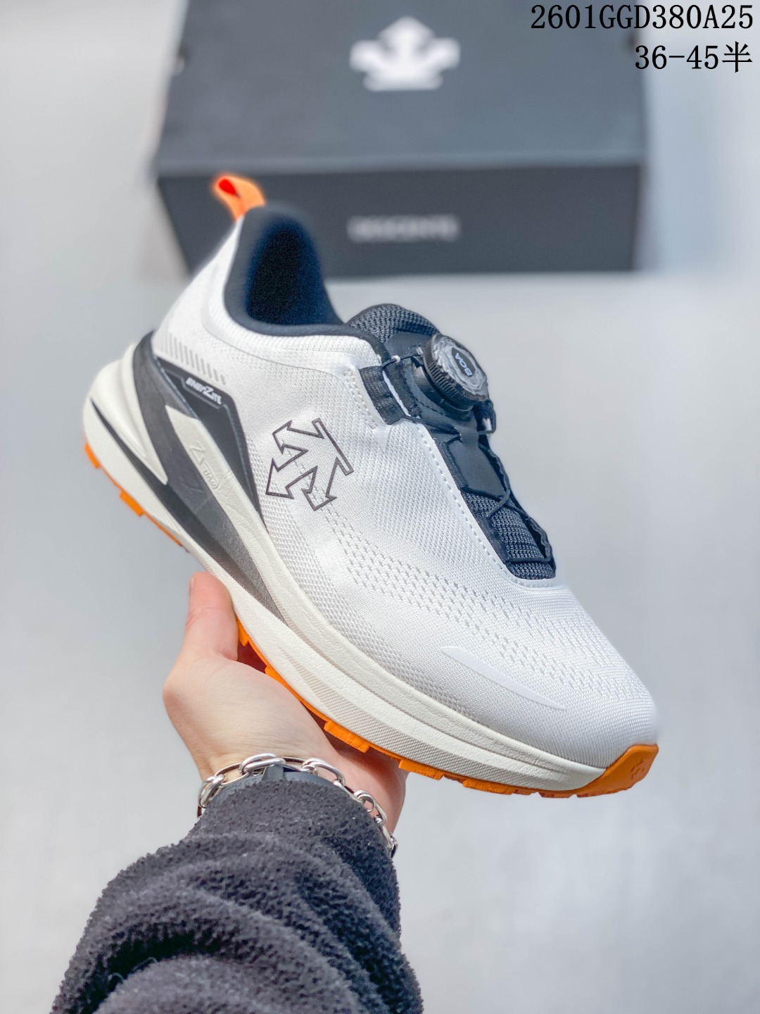 放店💰200
DESCENTE迪桑特 LAVITATE TRAIL WIRE 3.0
时尚休闲运动覆盖防水男子越野跑鞋 
官方同步上架 适合技术路线单日徒步穿着 aeriosflgtx鞋受到长途野外跑步鞋的启发 适合在变化的地形上进行快速轻快的徒步旅行穿着，舒适而有支撑性，使您充满信心。该设计与脚部融为一体，可最大限度地减少摩擦，gore-tex保护膜可防水，采用gore隐形适体(invisiblefit)技术，更轻薄舒适。敏捷、稳定和技术路线上的自信源于vibram® megagrip外底、压缩eva内底以及一体的tpu。重量约:275g技术特点防水透气轻量耐磨鞋子鞋外底结构vibram®megagripM橡胶化合材料耐用柔软鞋子结构tpu鞋头可防磨损压缩eva泡沫内底以及一体的tpu铁芯提高了灵活性和稳定性，使您充满信心鞋子衬垫结构4mm厚or模制插片材料gore-tex薄膜tpu高耐磨保护膜cordura®网眼布 
官方货号: D5431RRN241526
尺码: 36-45含半码
01GGD380A25