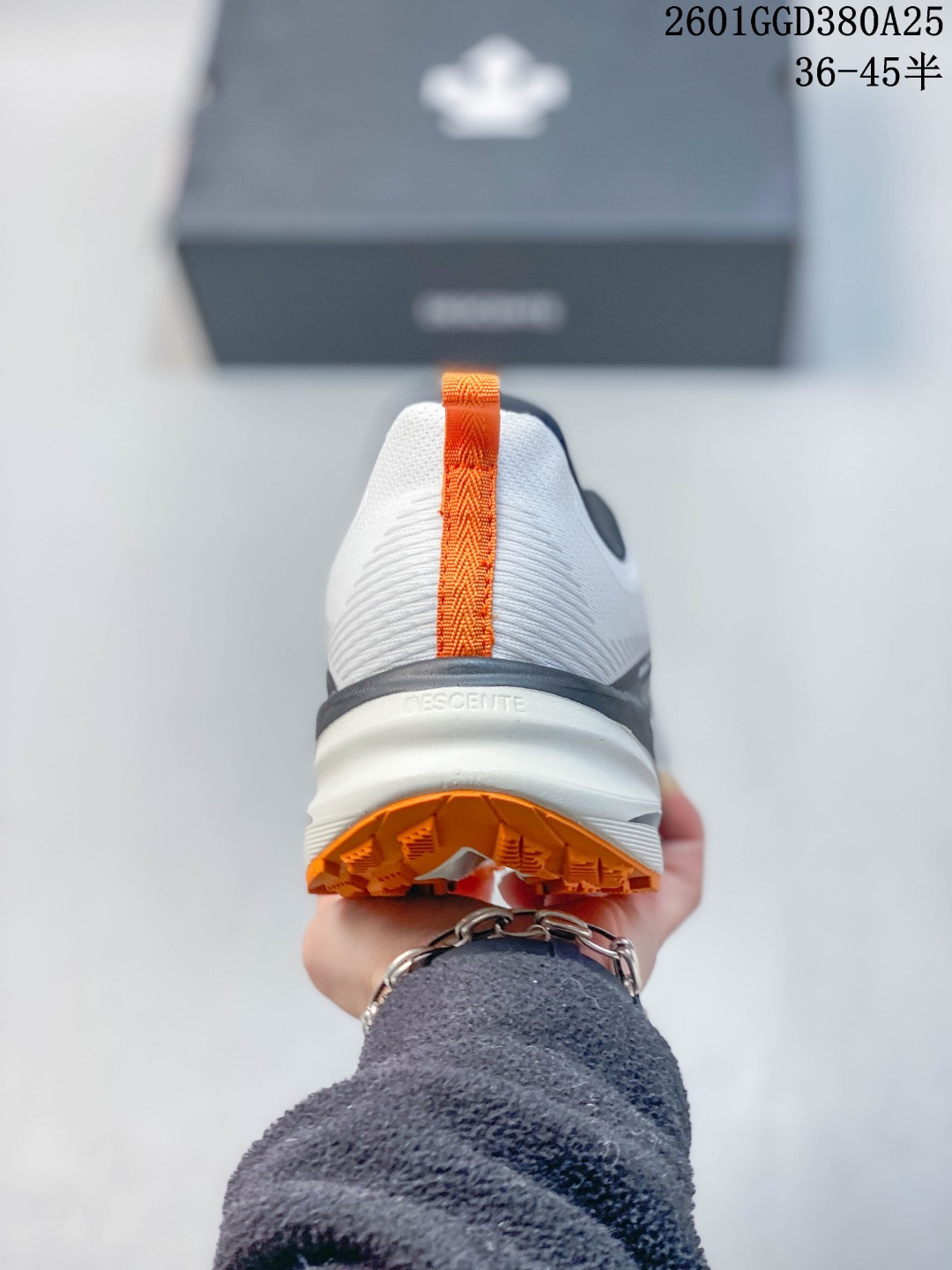 放店💰200
DESCENTE迪桑特 LAVITATE TRAIL WIRE 3.0
时尚休闲运动覆盖防水男子越野跑鞋
官方同步上架 适合技术路线单日徒步穿着 aeriosflgtx鞋受到长途野外跑步鞋的启发 适合在变化的地形上进行快速轻快的徒步旅行穿着,舒适而有支撑性,使您充满信心。该设计与脚部融为一体,可最大限度地减少摩擦,gore-tex保护膜可防水,采用gore隐形适体(invisiblefit)技术,更轻薄舒适。敏捷、稳定和技术路线上的自信源于vibram® megagrip外底、压缩eva内底以及一体的tpu。重量约:275g技术特点防水透气轻量耐磨鞋子鞋外底结构vibram®megagripM橡胶化合材料耐用柔软鞋子结构tpu鞋头可防磨损压缩eva泡沫内底以及一体的tpu铁芯提高了灵活性和稳定性,使您充满信心鞋子衬垫结构4mm厚or模制插片材料gore-tex薄膜tpu高耐磨保护膜cordura®网眼布
官方货号: D5431RRN241526
尺码: 36-45含半码
01GGD380A25