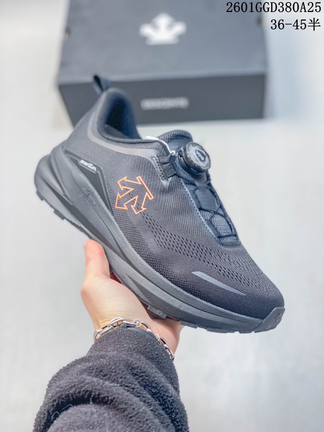 放店💰200
DESCENTE迪桑特 LAVITATE TRAIL WIRE 3.0
时尚休闲运动覆盖防水男子越野跑鞋 
官方同步上架 适合技术路线单日徒步穿着 aeriosflgtx鞋受到长途野外跑步鞋的启发 适合在变化的地形上进行快速轻快的徒步旅行穿着，舒适而有支撑性，使您充满信心。该设计与脚部融为一体，可最大限度地减少摩擦，gore-tex保护膜可防水，采用gore隐形适体(invisiblefit)技术，更轻薄舒适。敏捷、稳定和技术路线上的自信源于vibram® megagrip外底、压缩eva内底以及一体的tpu。重量约:275g技术特点防水透气轻量耐磨鞋子鞋外底结构vibram®megagripM橡胶化合材料耐用柔软鞋子结构tpu鞋头可防磨损压缩eva泡沫内底以及一体的tpu铁芯提高了灵活性和稳定性，使您充满信心鞋子衬垫结构4mm厚or模制插片材料gore-tex薄膜tpu高耐磨保护膜cordura®网眼布 
官方货号: D5431RRN241526
尺码: 36-45含半码
01GGD380A25