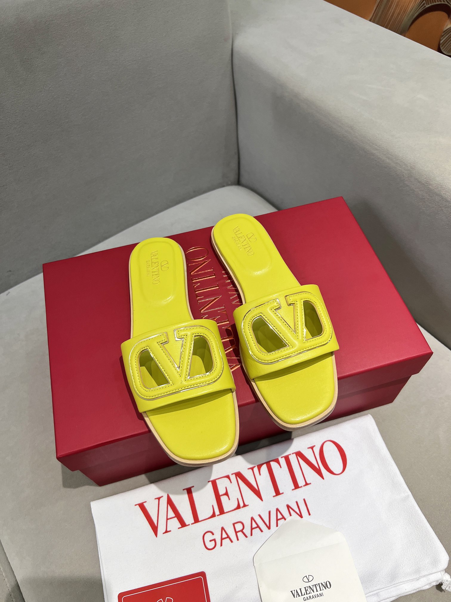 Valentino Schuhe Badelatschen Offene Arbeiten Echtleder Schaffell Frühling/Sommer Kollektion