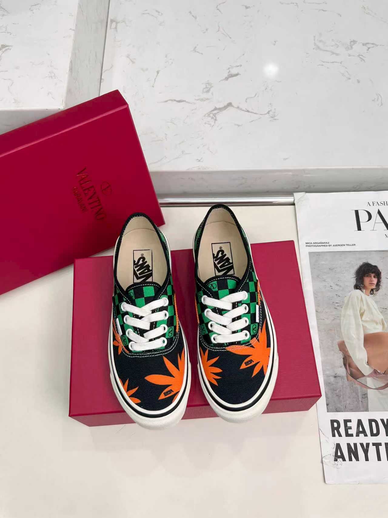 NO:558208,Real price ValentinoWans co-branded Valentino and Vans release new co-branded sneakers, integrating Valentino’s Italian high-definition aesthetics and Vans’s free and authentic spirit, giving classic shoes a personality that spans the ages. Many stars - Jolin Tsai, Yang Zi, Liu Wen, Ma Baiquan, Cui Xiubin, freen, Song Zuer, Lin JJ, zel, Cecilia Cheung, shark, Xin Yunlai... the same style.  Sizes for women are 35-42 (41.42 is custom-made and non-refundable) Men’s models are 39-46 (45.46 is custom-made and is non-refundable), valentino, valentino, sneakers19860909实价 ValentinoWans联名华伦天奴携手 Vans 发布全新联名运动鞋 融合 Valentino 意式高定美学与 Vans 自由本真精神 赋予经典鞋履跨越时代的个性张力 超多明星——蔡依林.杨紫.刘雯.马柏全.崔秀彬.freen.宋祖儿.林俊杰.zel.张柏芝.shark.辛云来……同款 码数女款35-42（41.42定做不退换） 男款39-46（45.46定做不退换）,,valentino,valentino,sneakers,Men's shoes