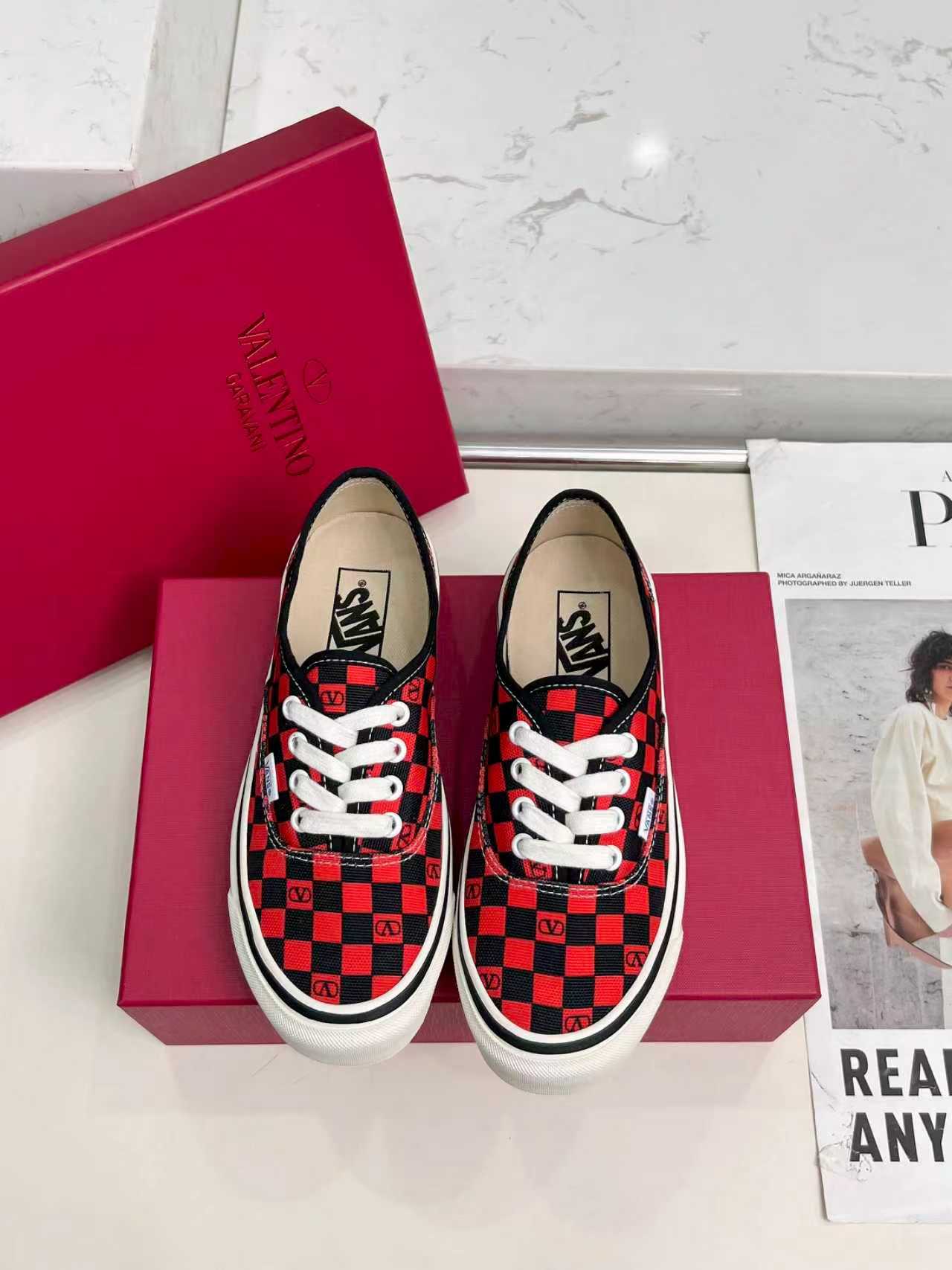 NO:558202,Real price ValentinoWans co-branded Valentino and Vans release new co-branded sneakers, integrating Valentino’s Italian high-definition aesthetics and Vans’s free and authentic spirit, giving classic shoes a personality that spans the ages. Many stars - Jolin Tsai, Yang Zi, Liu Wen, Ma Baiquan, Cui Xiubin, freen, Song Zuer, Lin JJ, zel, Cecilia Cheung, shark, Xin Yunlai... the same style.  Sizes for women: 35-42 (41.42, custom made, non-refundable) Men’s, 39-46 (45.46, custom made, non-refundable, valentino, valentino, sneakers19860909实价 ValentinoWans联名华伦天奴携手 Vans 发布全新联名运动鞋 融合 Valentino 意式高定美学与 Vans 自由本真精神 赋予经典鞋履跨越时代的个性张力 超多明星——蔡依林.杨紫.刘雯.马柏全.崔秀彬.freen.宋祖儿.林俊杰.zel.张柏芝.shark.辛云来……同款 码数女款35-42（41.42定做不退换） 男款39-46（45.46定做不退换,,valentino,valentino,sneakers,Men's shoes