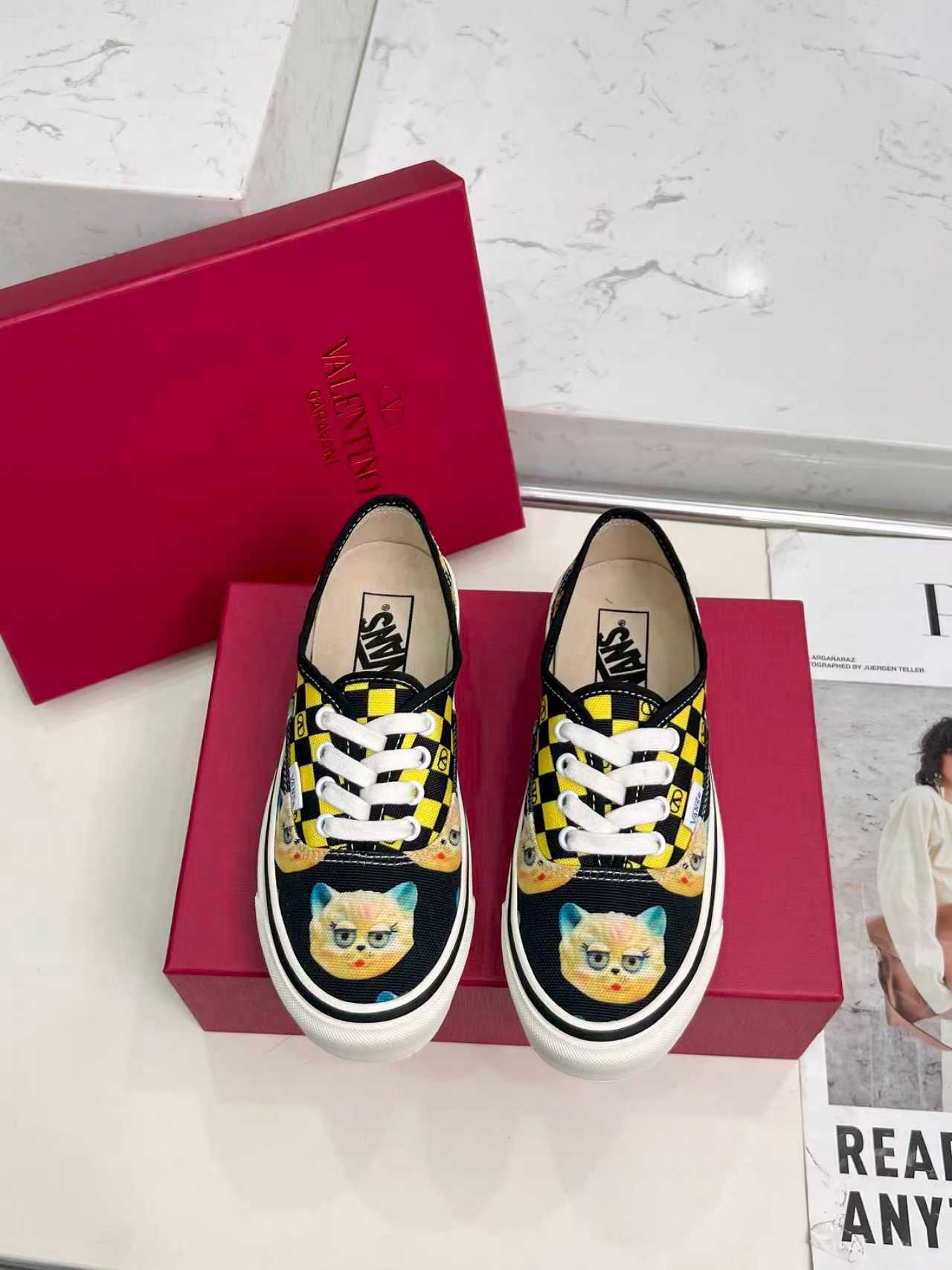 NO:558194,Real price ValentinoWans co-branded Valentino and Vans release new co-branded sneakers, integrating Valentino’s Italian high-definition aesthetics and Vans’s free and authentic spirit, giving classic shoes a personality that spans the ages. Many stars - Jolin Tsai, Yang Zi, Liu Wen, Ma Baiquan, Cui Xiubin, freen, Song Zuer, Lin JJ, zel, Cecilia Cheung, shark, Xin Yunlai... the same style.  Sizes for women are 35-42 (41.42 is custom-made and non-refundable) Men’s models are 39-46 (45.46 is custom-made and is non-refundable), valentino, valentino, sneakers19860909实价 ValentinoWans联名华伦天奴携手 Vans 发布全新联名运动鞋 融合 Valentino 意式高定美学与 Vans 自由本真精神 赋予经典鞋履跨越时代的个性张力 超多明星——蔡依林.杨紫.刘雯.马柏全.崔秀彬.freen.宋祖儿.林俊杰.zel.张柏芝.shark.辛云来……同款 码数女款35-42（41.42定做不退换） 男款39-46（45.46定做不退换）,,valentino,valentino,sneakers,Men's shoes