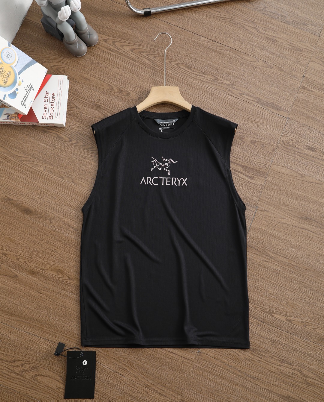 💰175包邮 品牌：始祖鸟/ARCTERYX 尺码：M-L-XL-XXL-XXXL 颜色：黑色-白色-绿色-灰色 类型：男士户外速干运动背心 材质：运动速干面料 领型：圆领 袖长：背心 厚薄：薄 版型：标准 服饰工艺：免烫处理 logo工艺：印花 适用季节：夏季 款号：85075000030