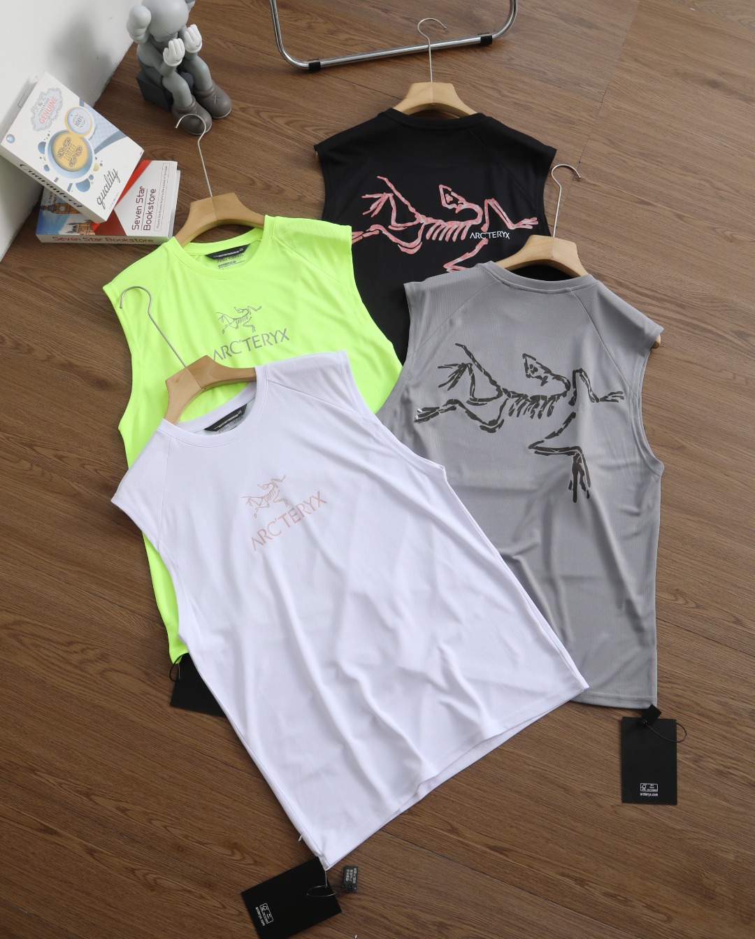 💰175包邮 品牌：始祖鸟/ARCTERYX 尺码：M-L-XL-XXL-XXXL 颜色：黑色-白色-绿色-灰色 类型：男士户外速干运动背心 材质：运动速干面料 领型：圆领 袖长：背心 厚薄：薄 版型：标准 服饰工艺：免烫处理 logo工艺：印花 适用季节：夏季 款号：85075000030