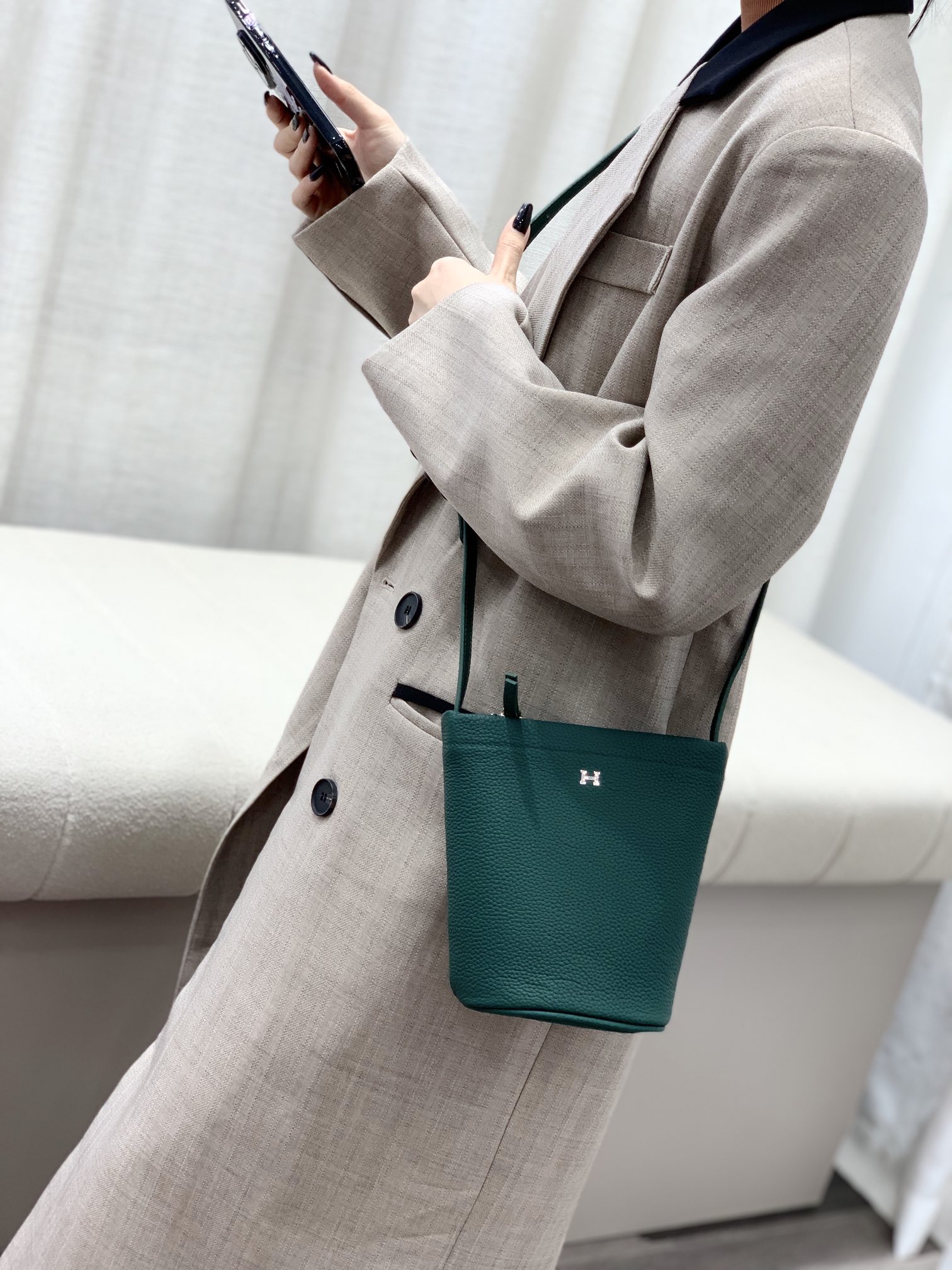 爱马仕Hermes新款水桶包
采用头层togo牛皮
尺寸：17.5*17.5*10cm💪💪
型号：220