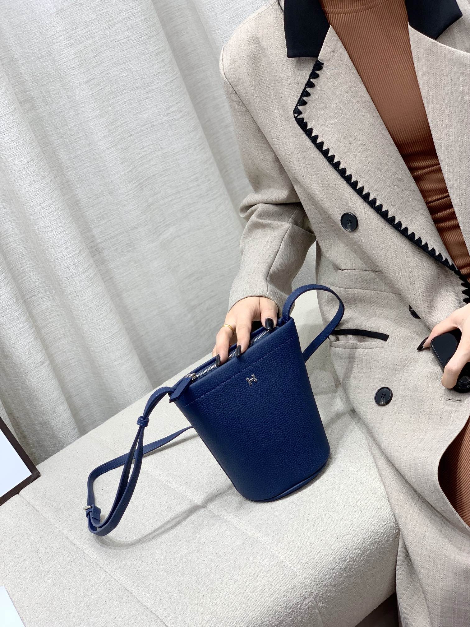 爱马仕Hermes新款水桶包
采用头层togo牛皮
尺寸：17.5*17.5*10cm💪💪
型号：220