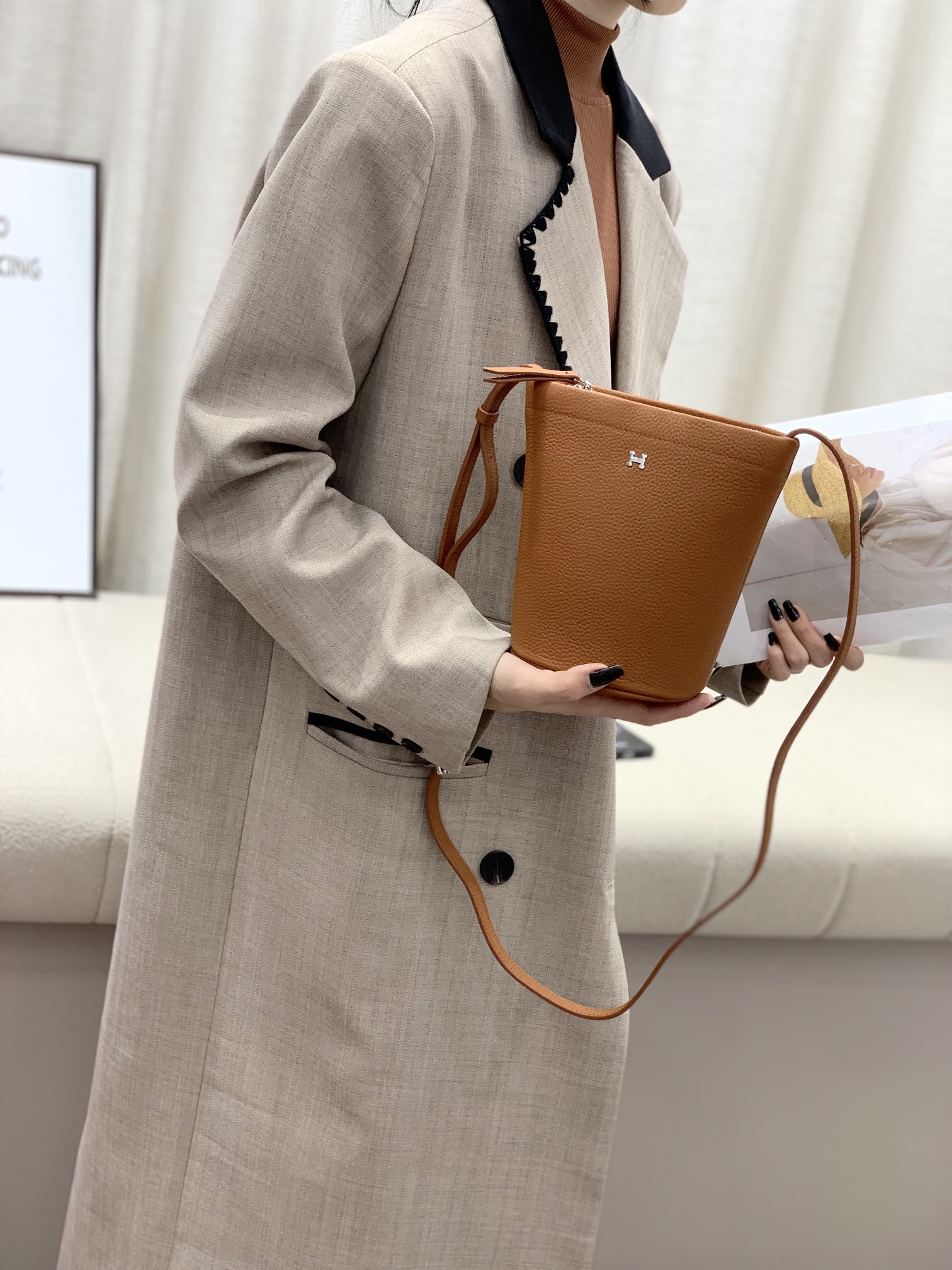 爱马仕Hermes新款水桶包
采用头层togo牛皮
尺寸：17.5*17.5*10cm💪💪
型号：220