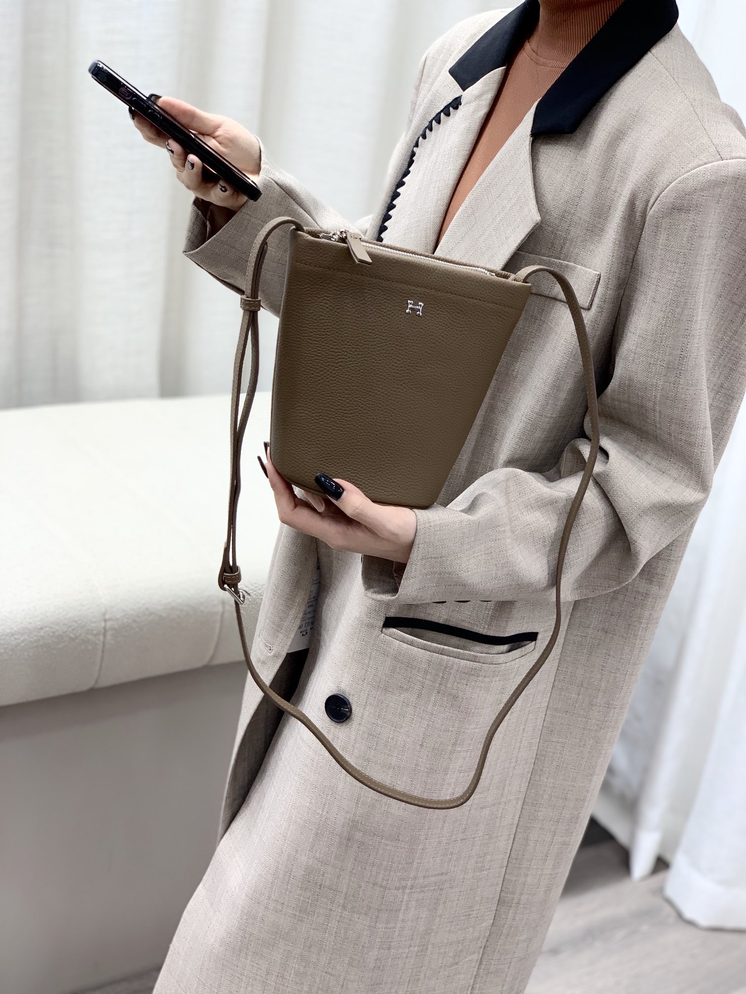 爱马仕Hermes新款水桶包
采用头层togo牛皮
尺寸：17.5*17.5*10cm💪💪
型号：220