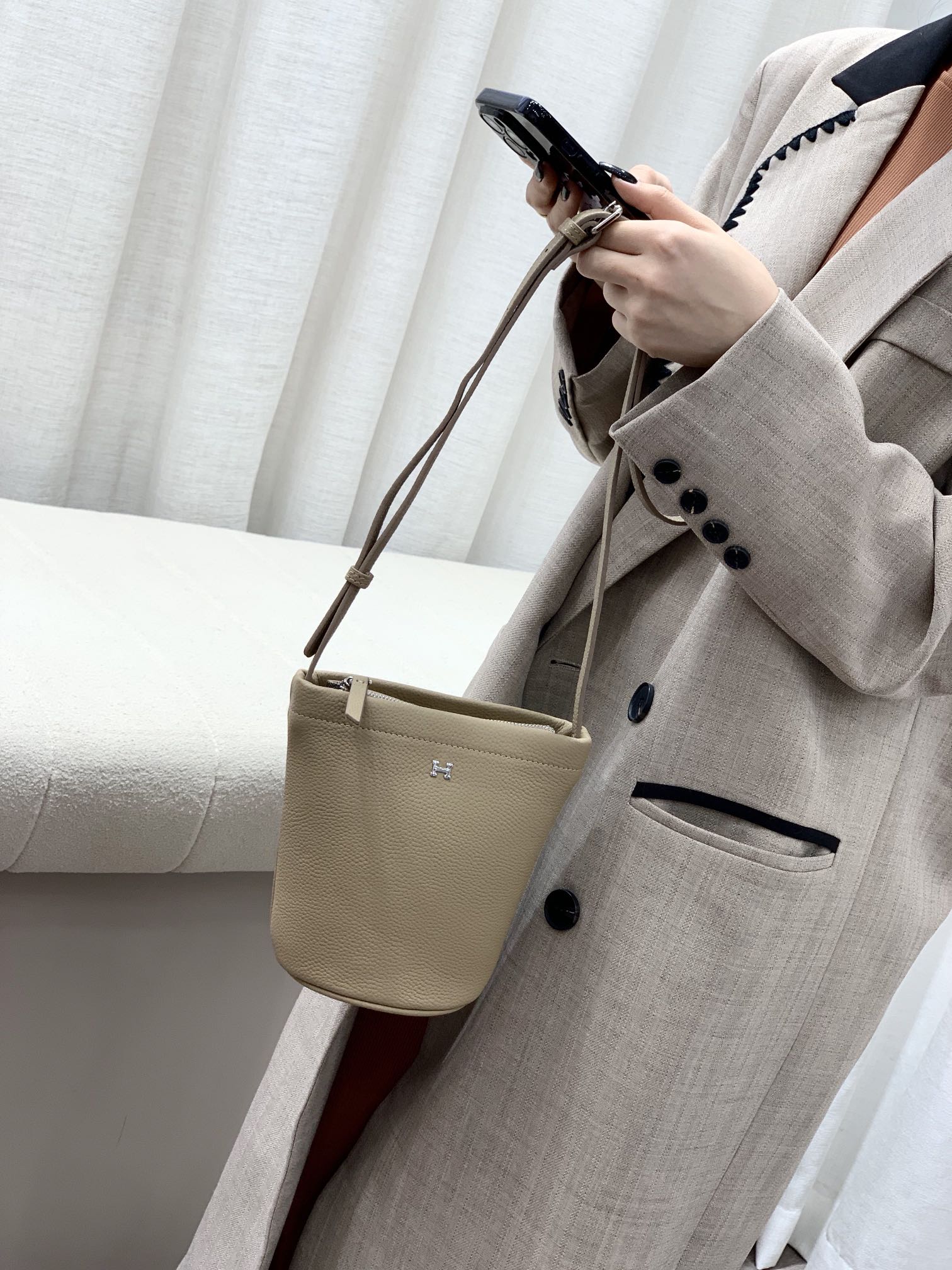 爱马仕Hermes新款水桶包
采用头层togo牛皮
尺寸：17.5*17.5*10cm💪💪
型号：220