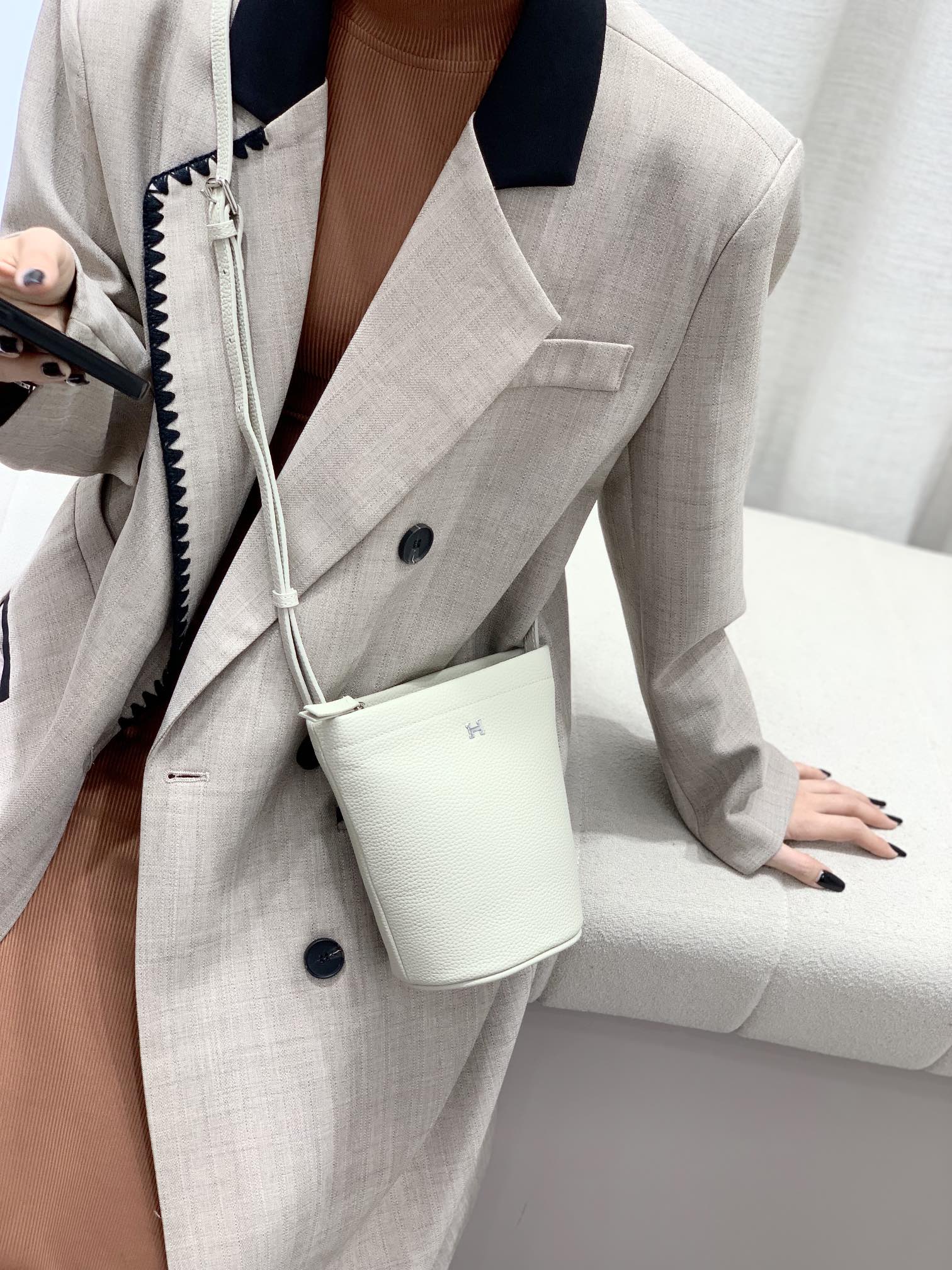 爱马仕Hermes新款水桶包
采用头层togo牛皮
尺寸：17.5*17.5*10cm💪💪
型号：220