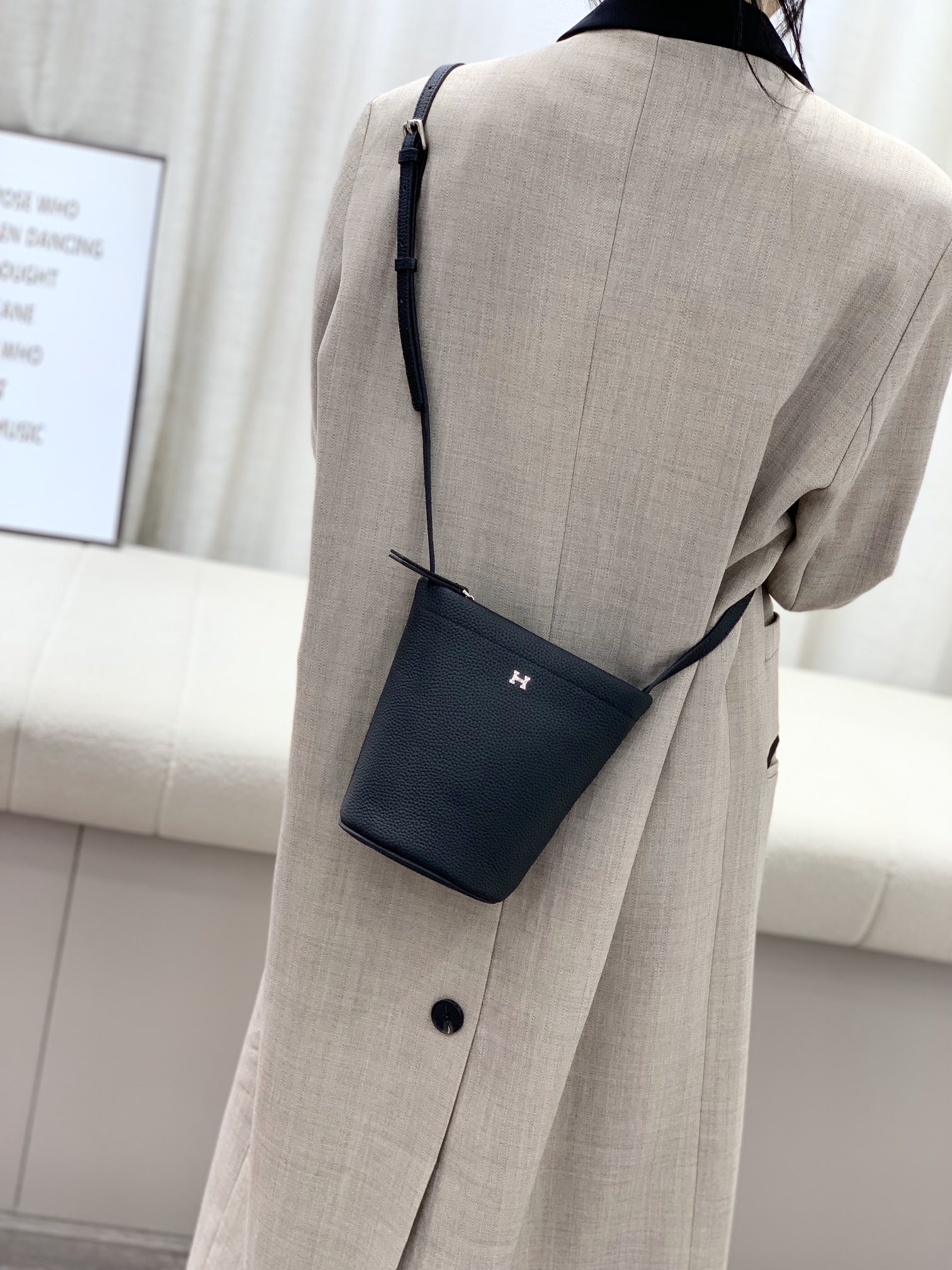 爱马仕Hermes新款水桶包
采用头层togo牛皮
尺寸：17.5*17.5*10cm💪💪
型号：220