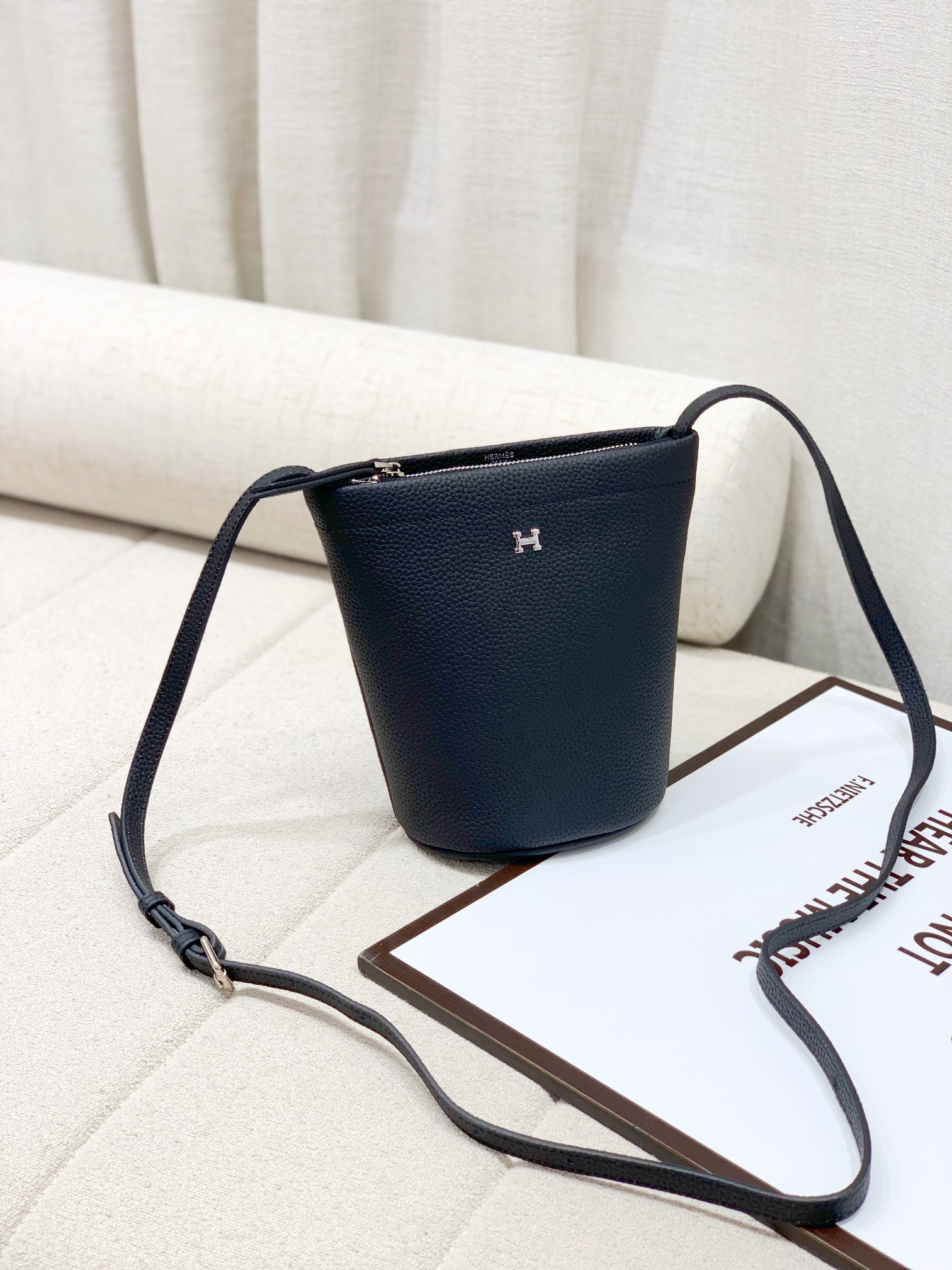 爱马仕Hermes新款水桶包
采用头层togo牛皮
尺寸：17.5*17.5*10cm💪💪
型号：220